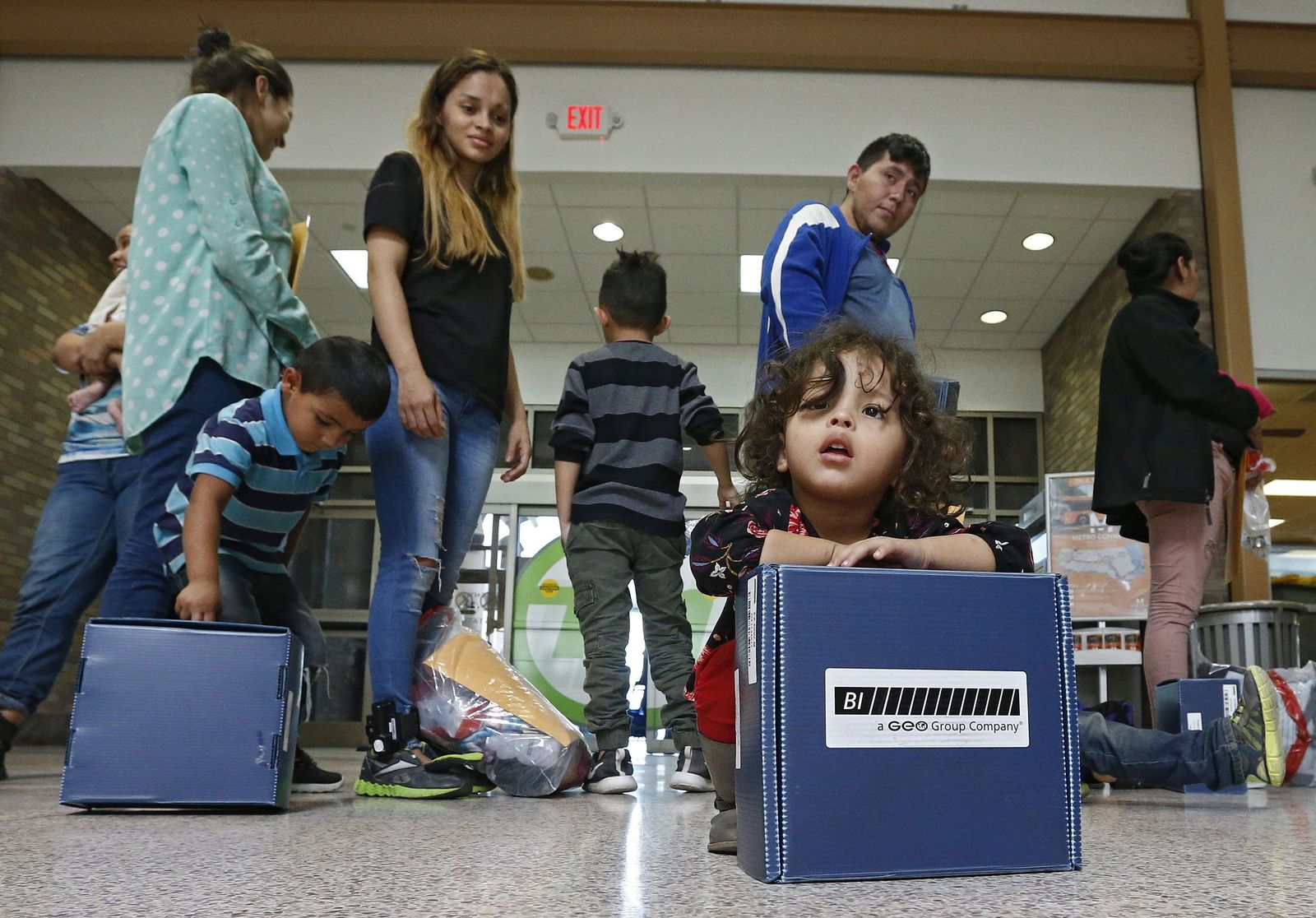 Familias de inmigrantes siendo procesadas en la Estación Central de Autobuses de Texas.