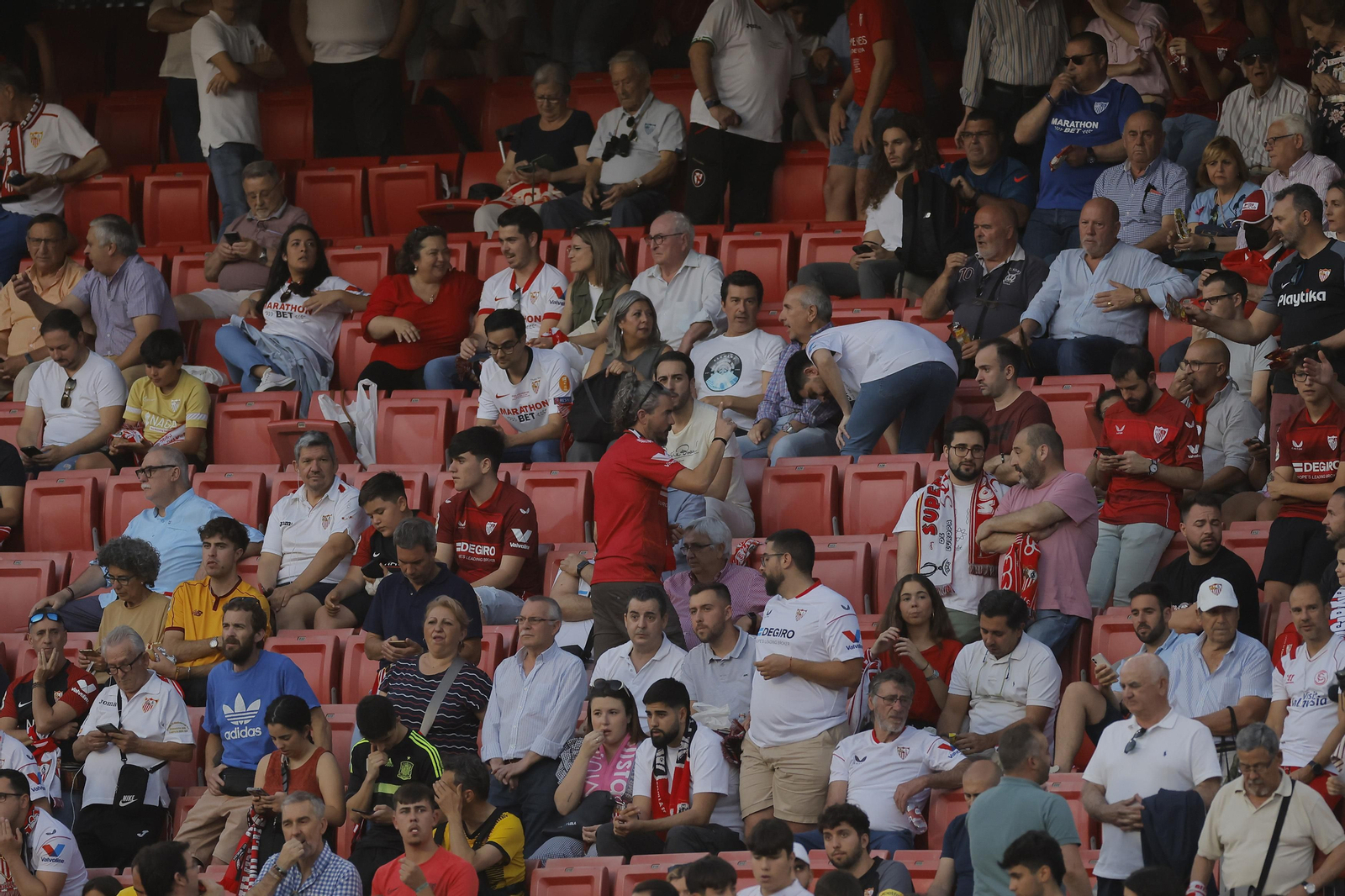 Búscate en las fotos del Sevilla-Girona