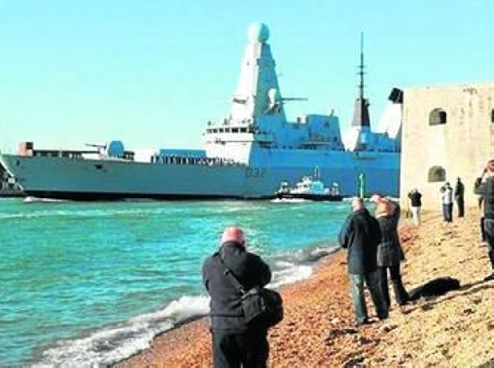 Varias personas observan la embarcación de la Armada Real británica en una foto de archivo.