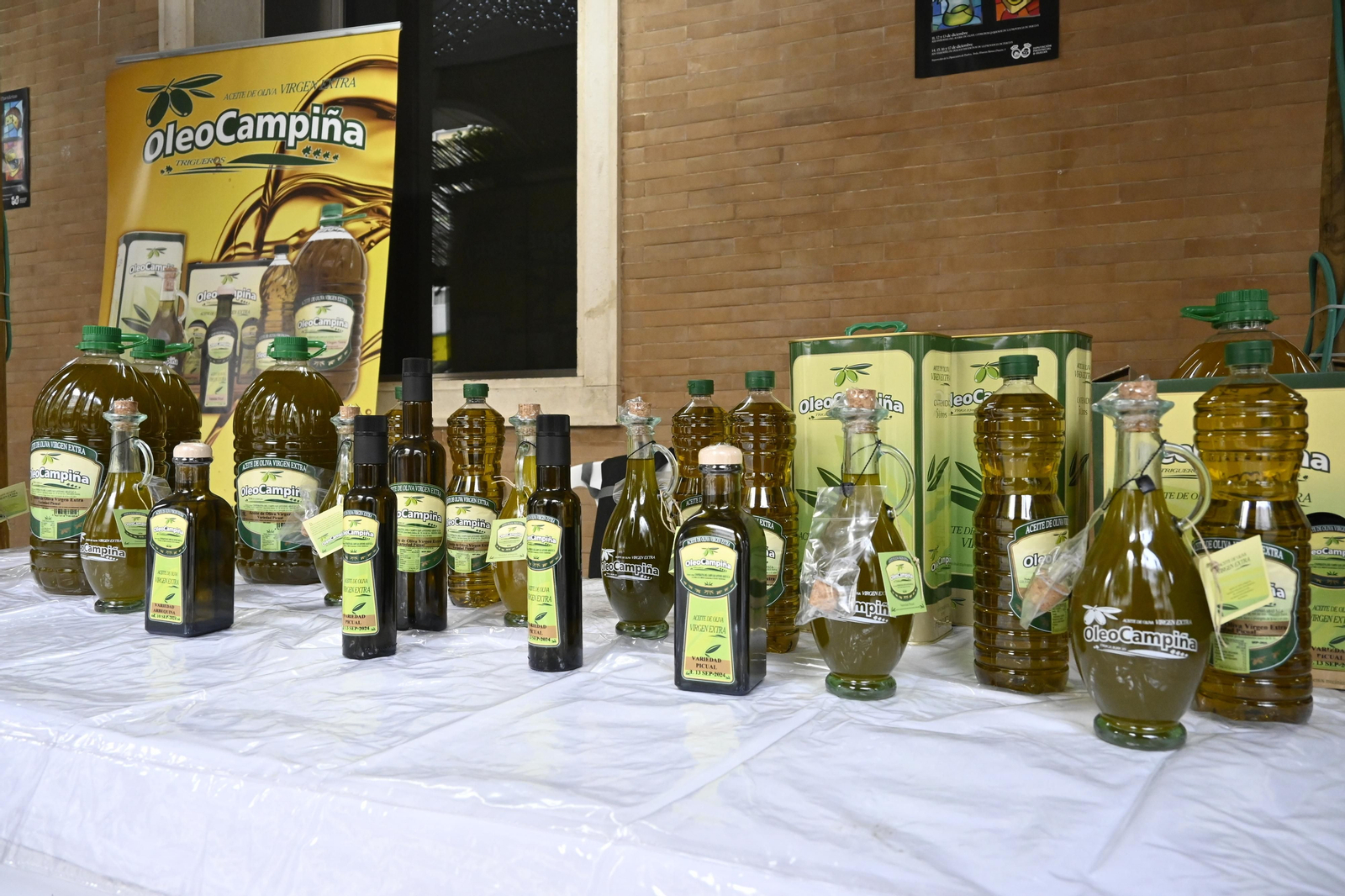 Stand de aceites en la Gran Vía de Huelva, en imágenes