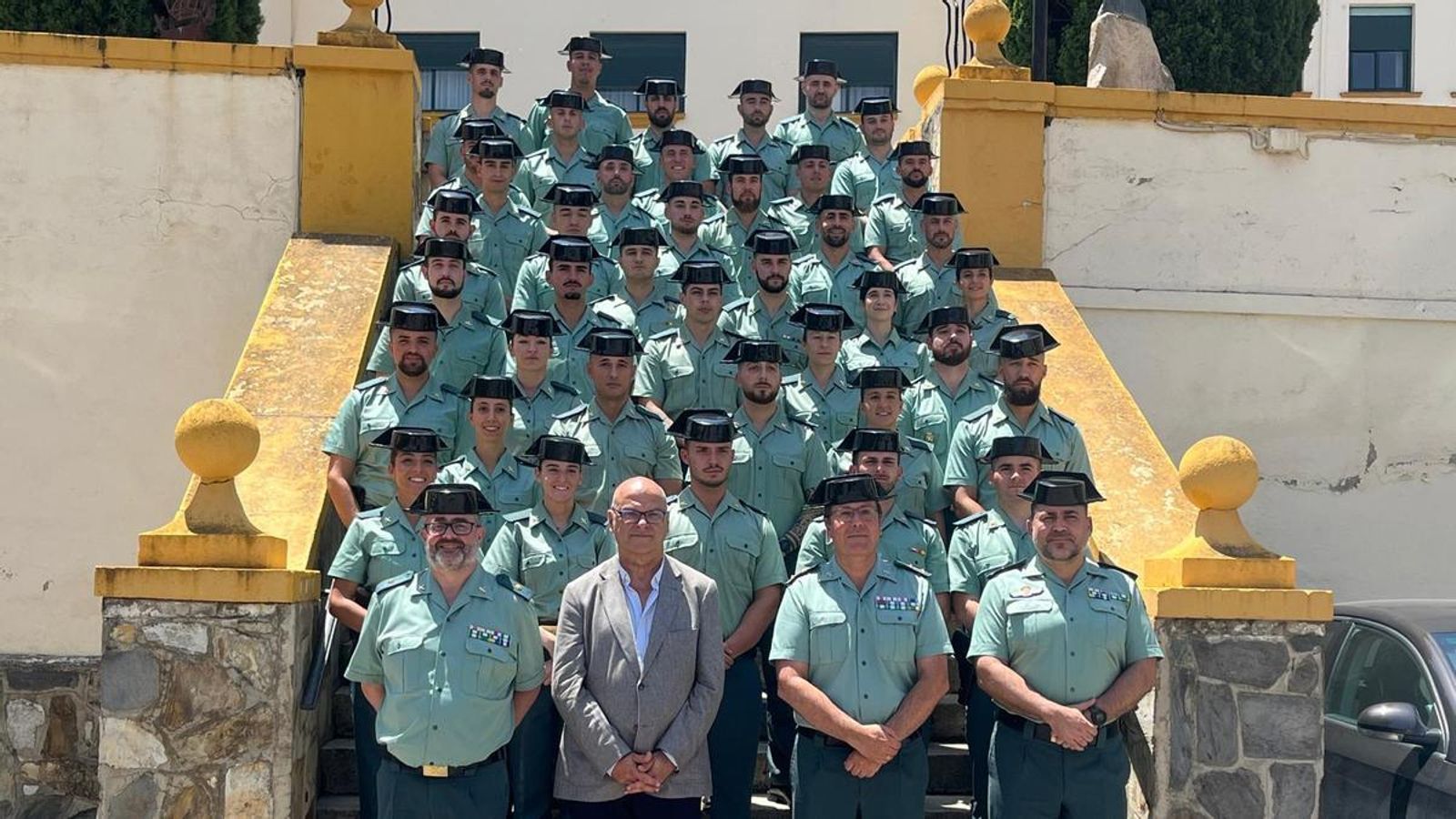 Agentes de la Guardia Civil en prácticas en Jaén junto con el subdelegado del Gobierno en Jaén, Manuel Fernández.