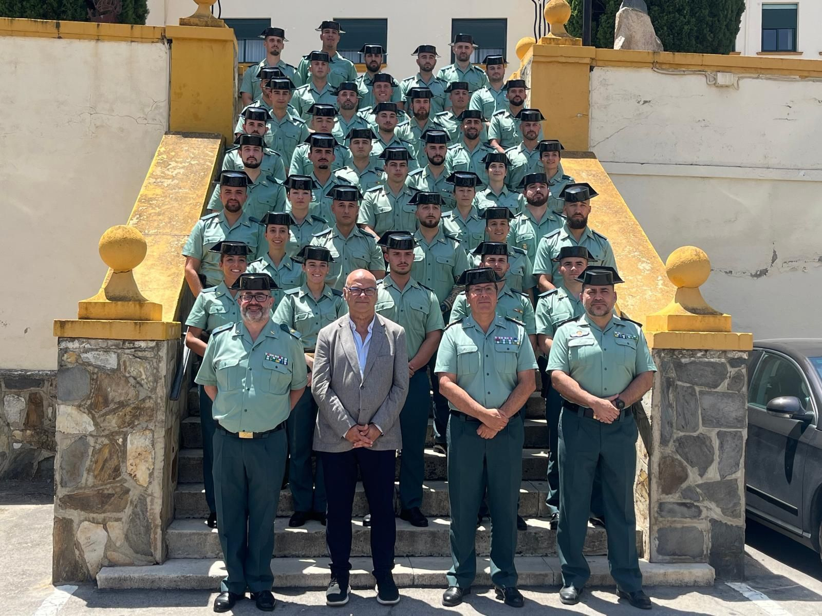 Agentes de la Guardia Civil en prácticas en Jaén junto con el subdelegado del Gobierno en Jaén, Manuel Fernández.