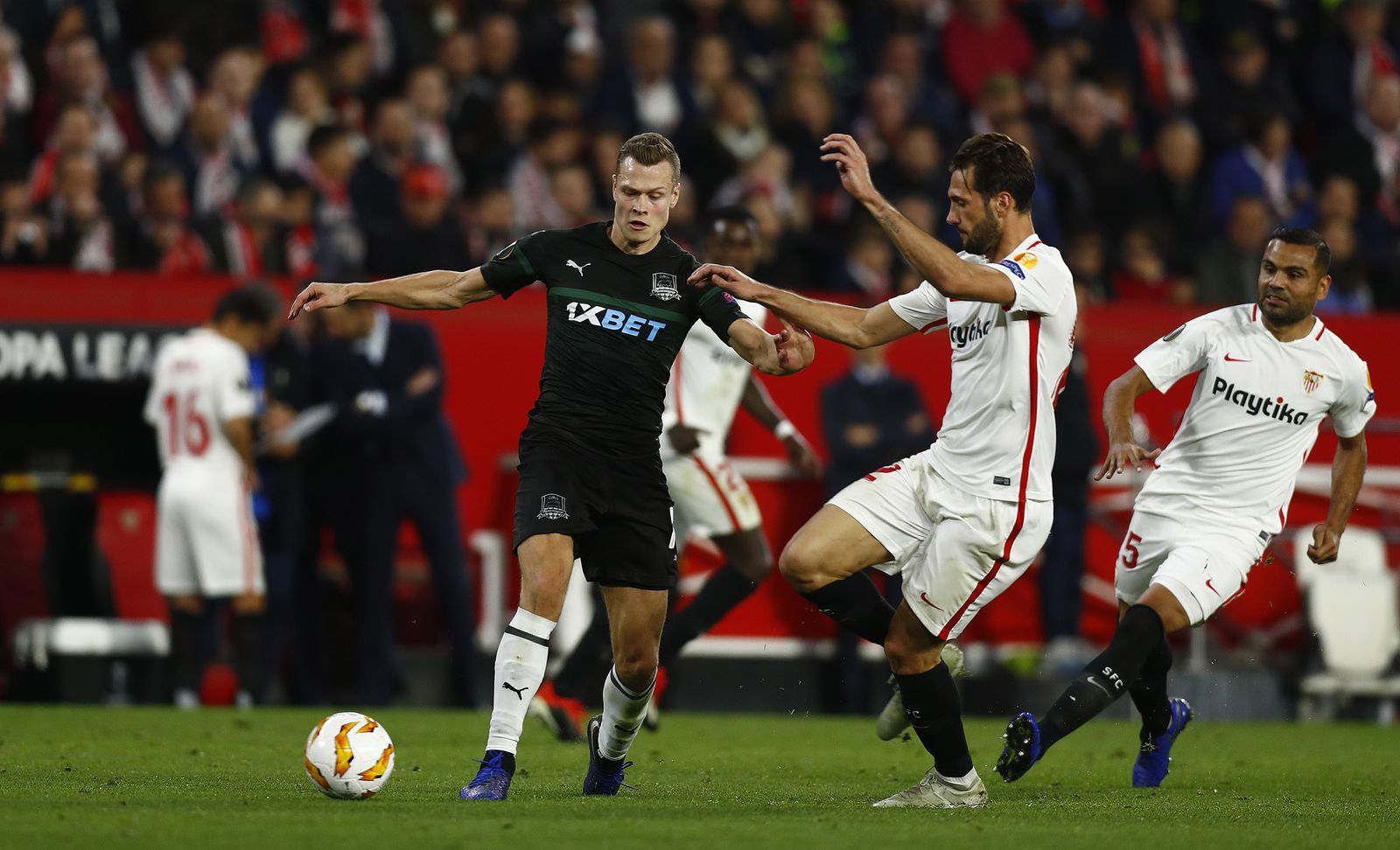 Franco Vázquez presiona Claesson, del Krasnodar, ante Mercado, en diciembre de 2018.