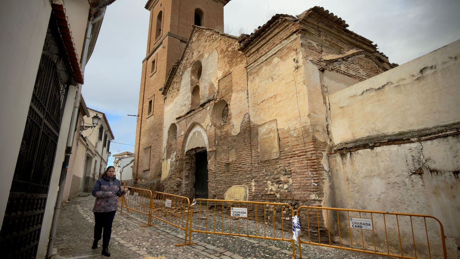 Desprendimiento de parte de la pared de la iglesia de San Luis, en el Albaicín