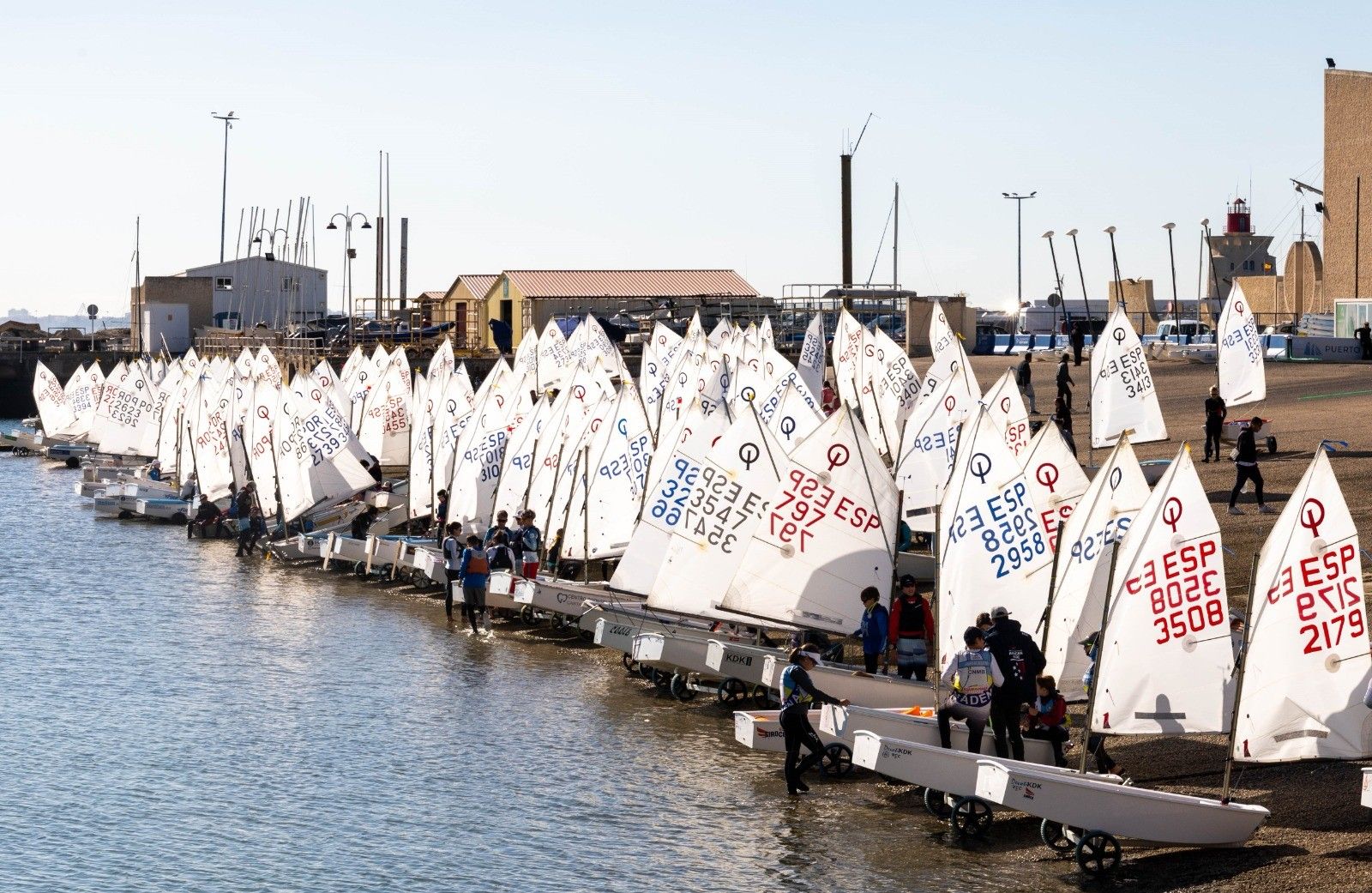 Embarcaciones a punto para la competición.
