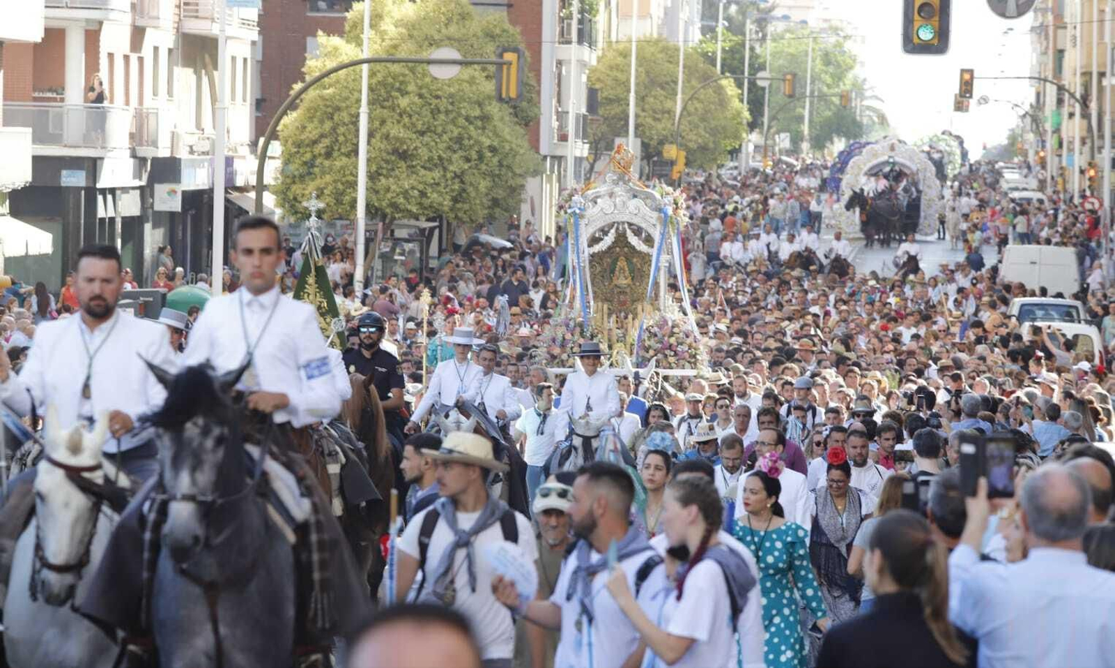 Las primeras imágenes de la Hermandad del Rocío de Huelva por las calles de la capital