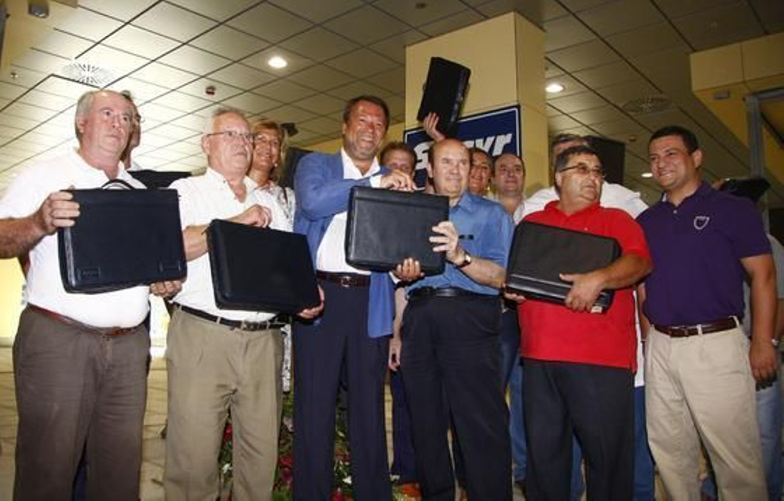 El alcalde de Sevilla, Alfredo Sánchez Monteseirín, durante su visita al nuevo mercado de la Encarnación.

Foto: Victoria Hidalgo