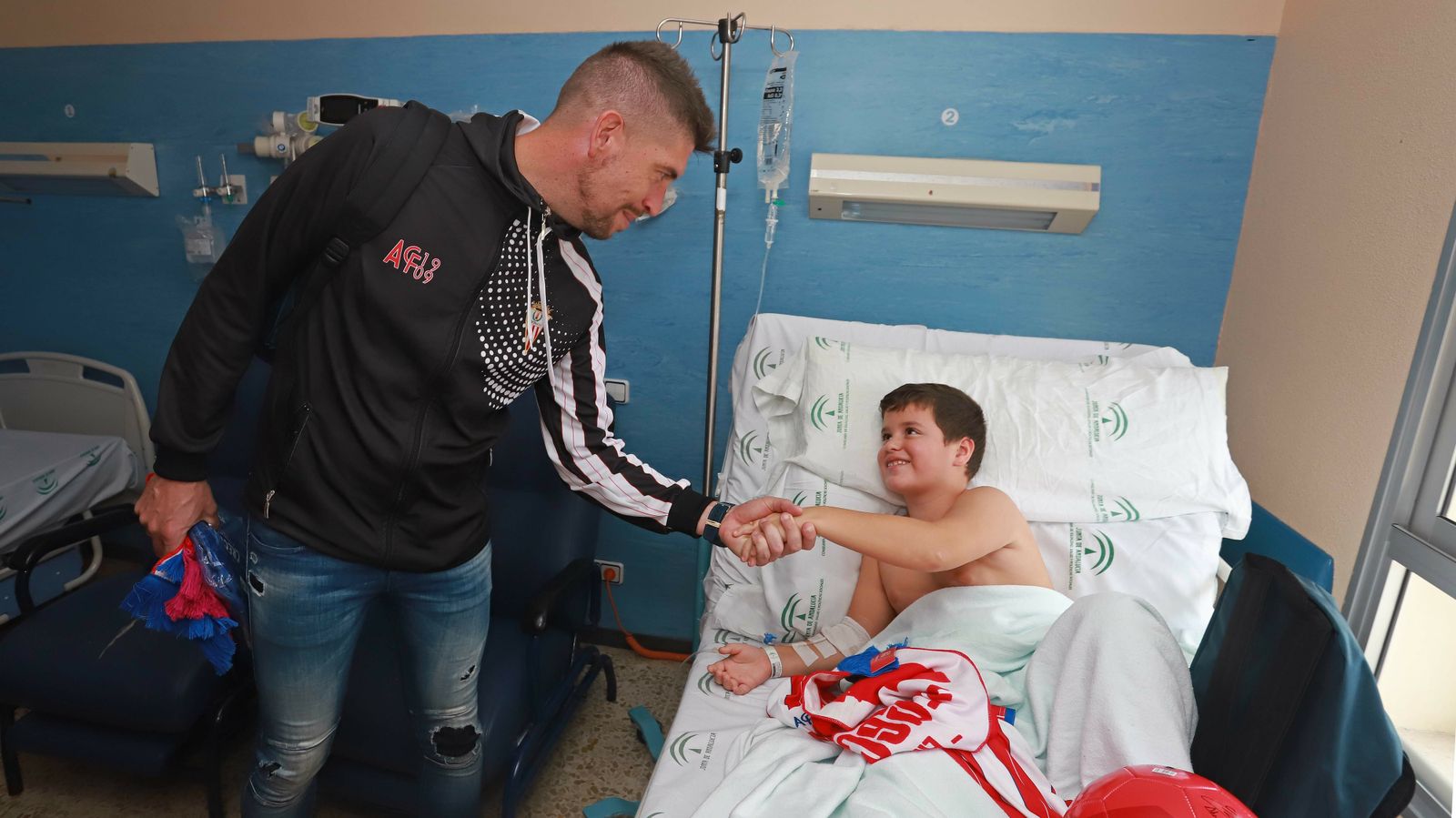 Visita de los jugadores del Algeciras CF al hospital Punta Europa