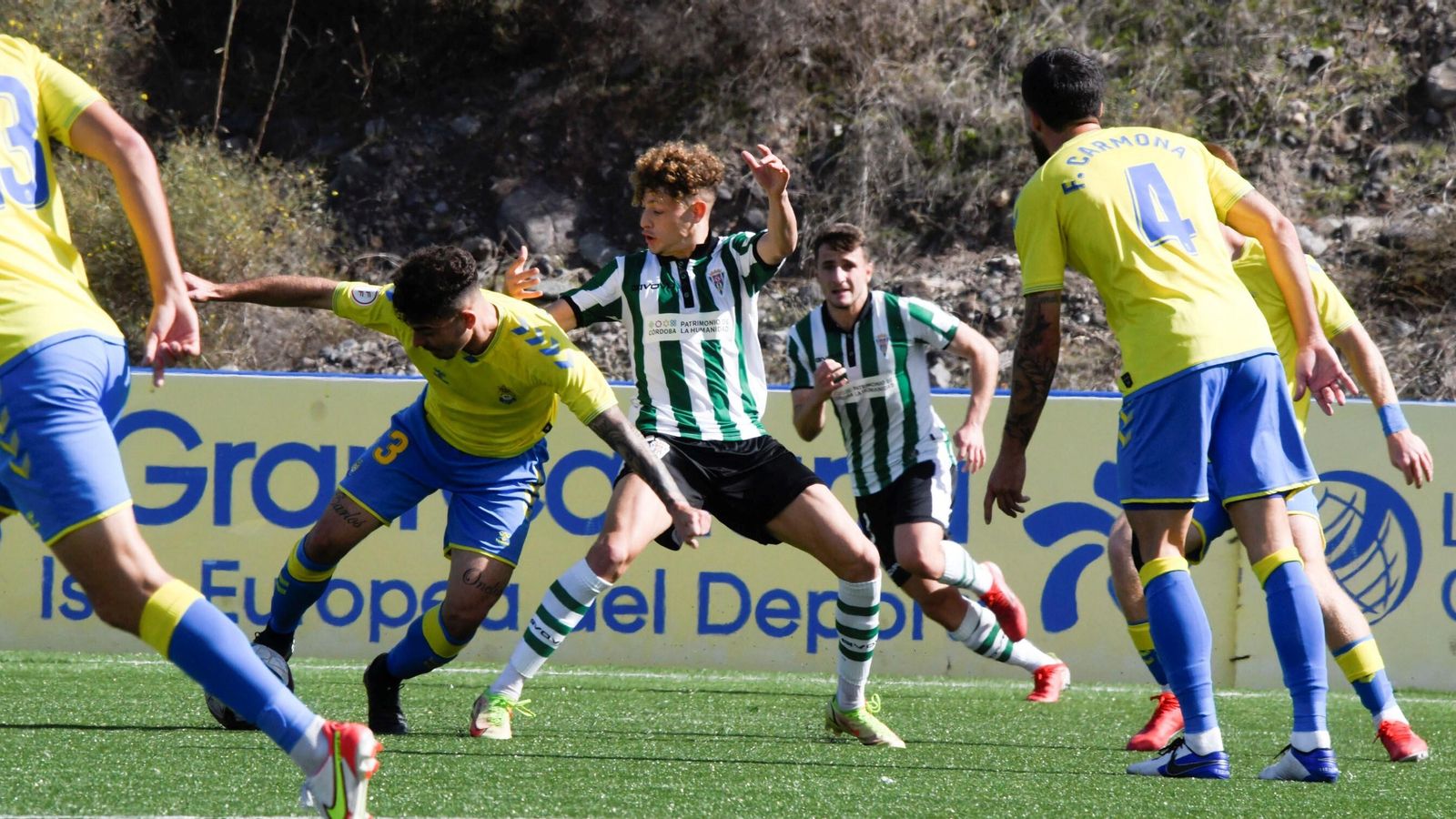 Simo ve como le arrebata el balón Diego Gutiérrez.