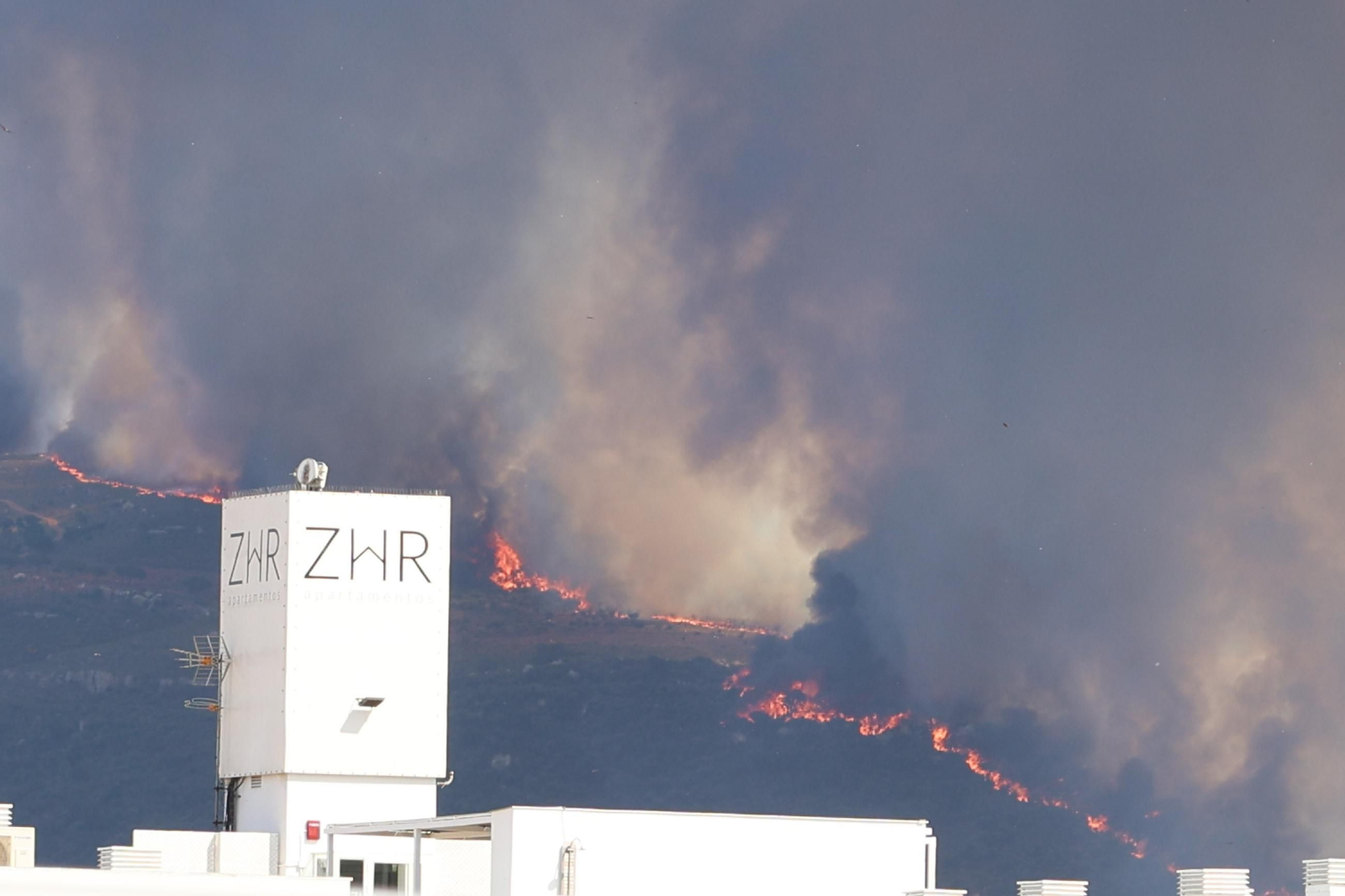 Imágenes del incendio de Tarifa, el segundo en menos de una semana