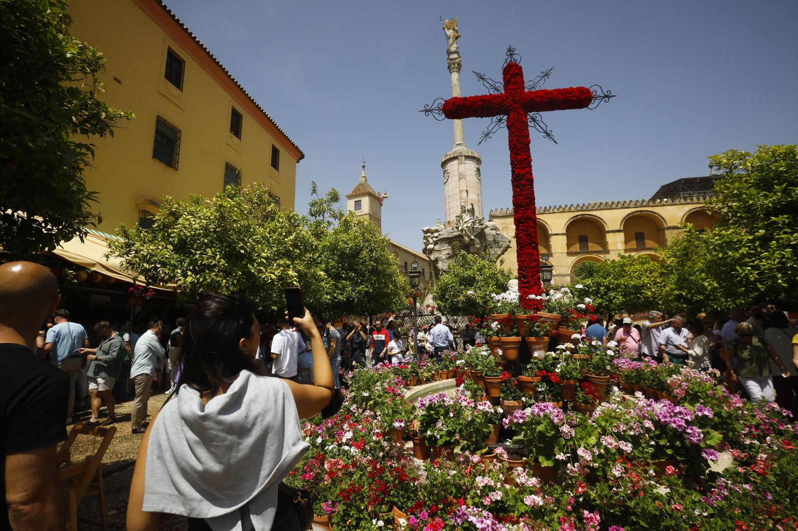 Los turistas abarrotan las calles y Las Cruces de Córdoba, en imágenes