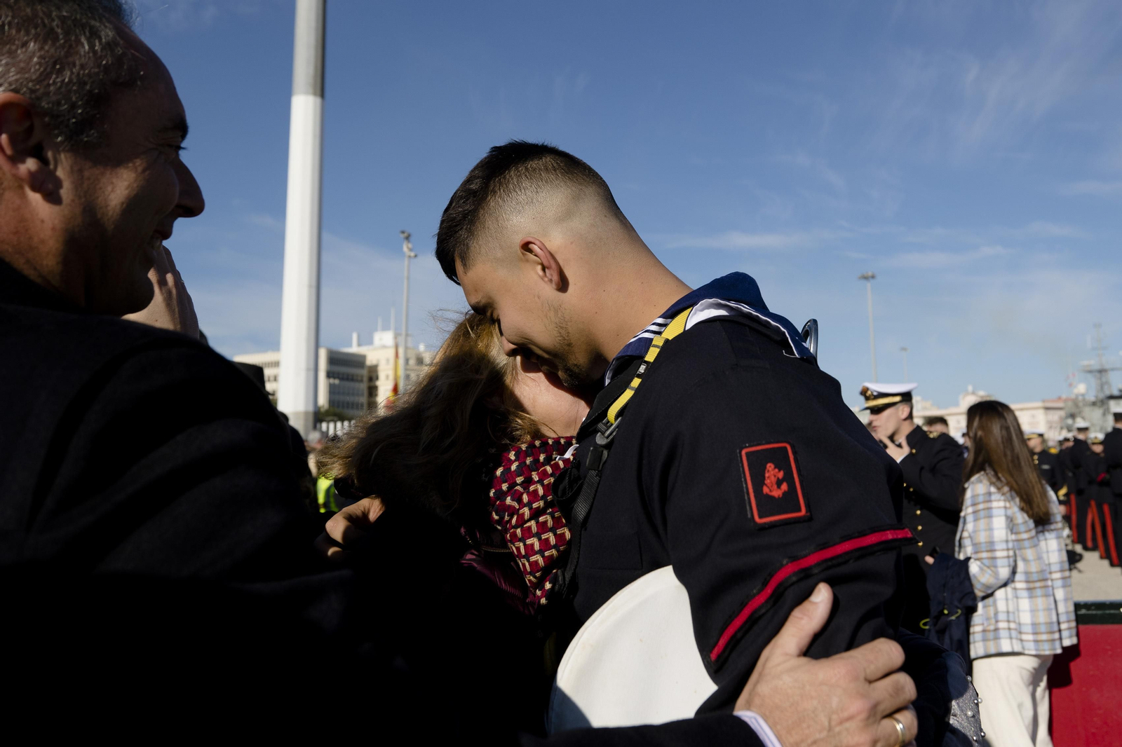 Las imágenes de la salida del buque  "Juan Sebastián de Elcano" del muelle de Cádiz.