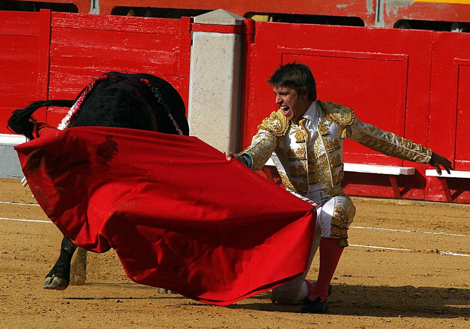 El Cordobés toreando en 2005 en Granada.