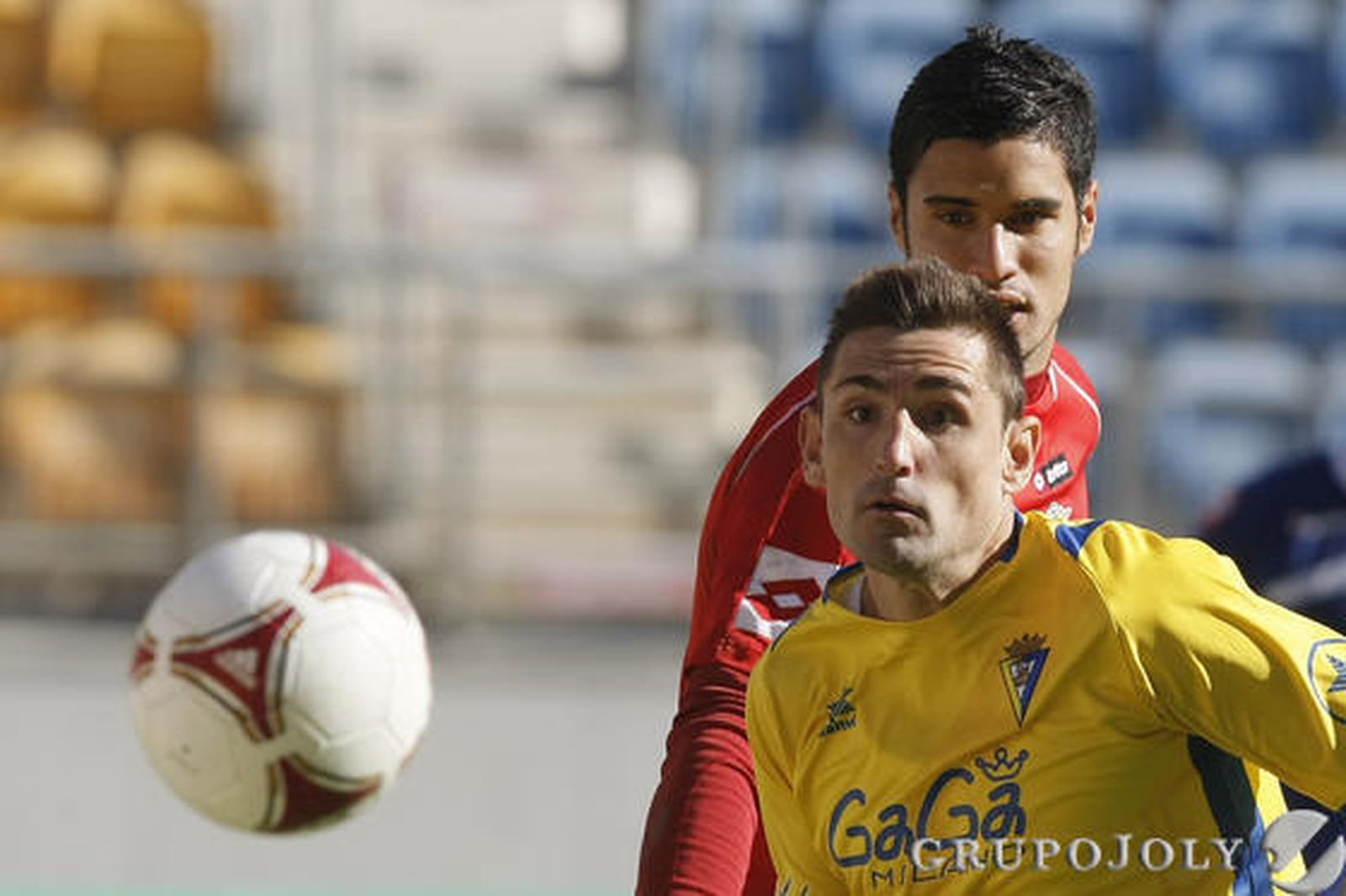 Belencoso sigue el balón con la mirada.

Foto: Julio Gonzalez