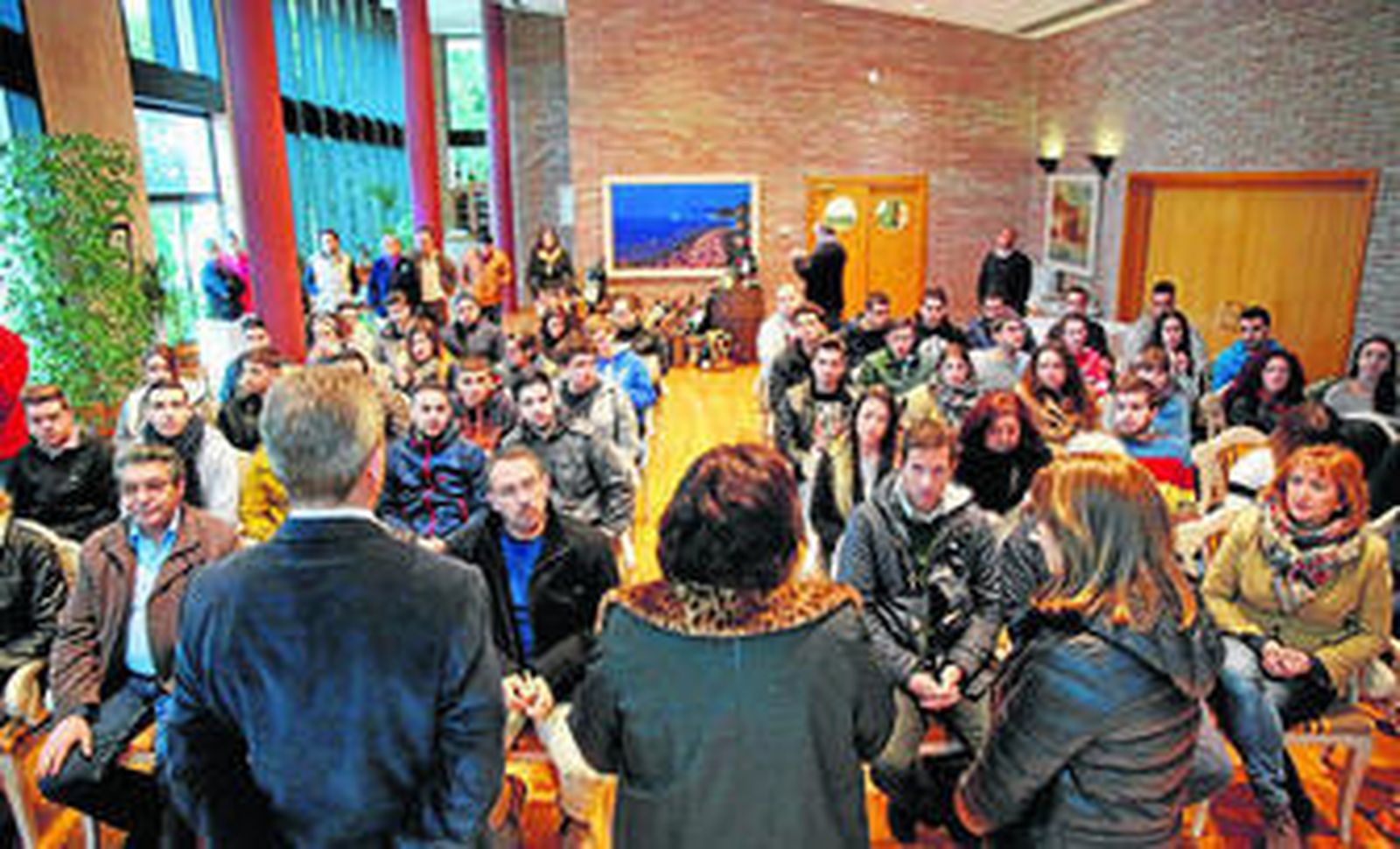 Alumnos reunidos en el comedor del restaurante, ayer, en la presentación del reinicio de las clases.
