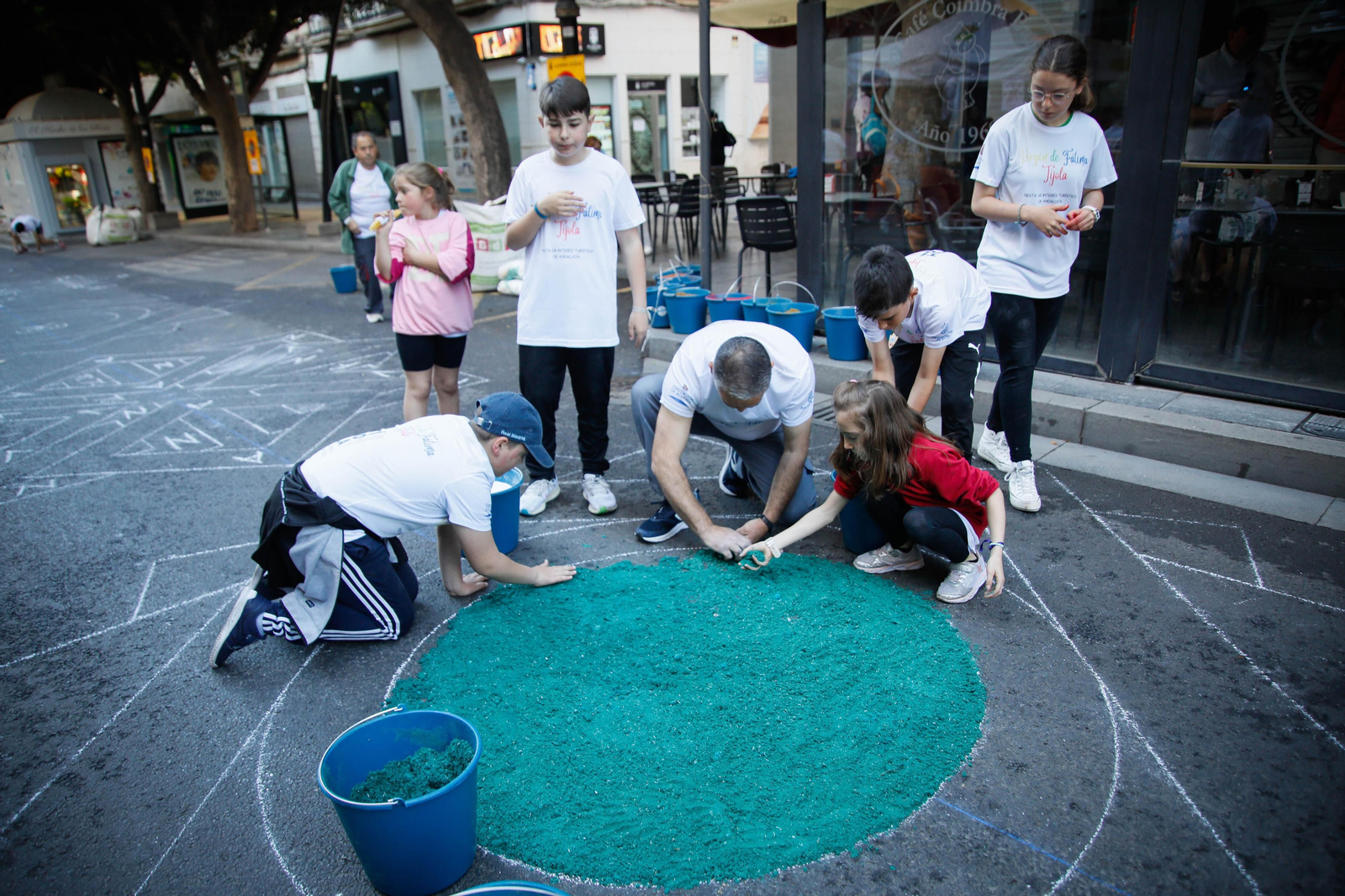 Así es la alfombra de serrín de 60 metros en el Paseo de Almería, en imágenes.
