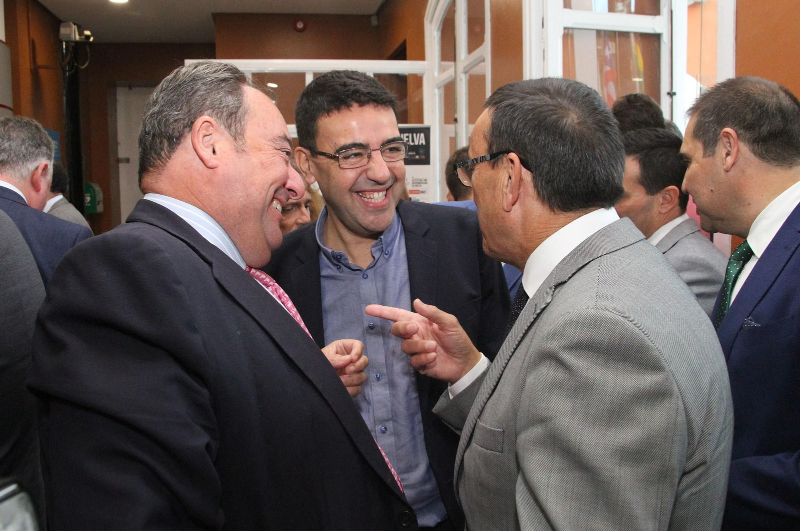 Imágenes de la conferencia y desayuno-coloquio de Gabriel Cruz, alcalde de Huelva