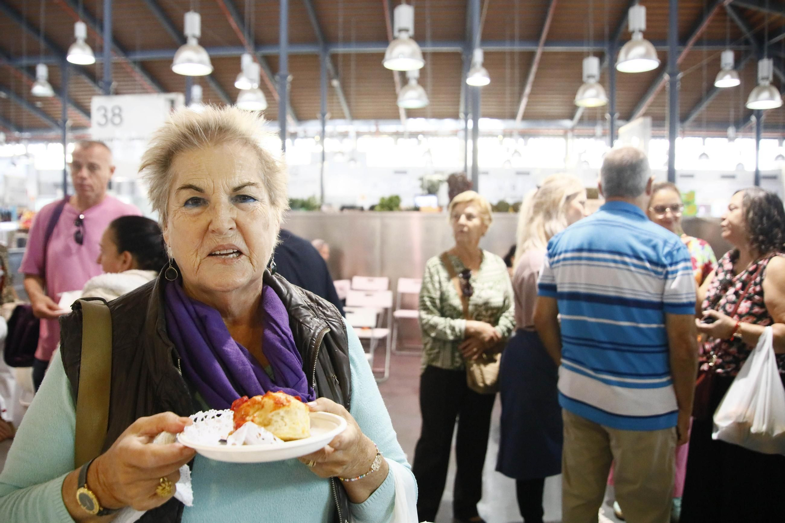 El tomate en el corazón de la cocina: Los martes gastronómicos en el mercado central de Almería, en imágenes