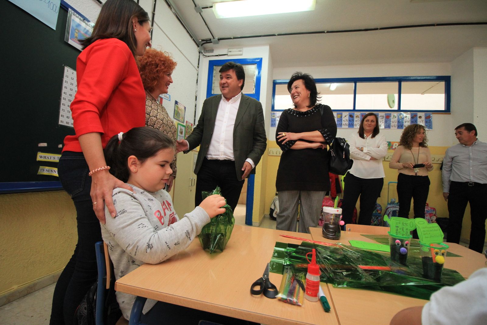 Imágenes de la plantación de árboles llevada a cabo en el colegio Los Rosales, con motivo del incendio del año pasado