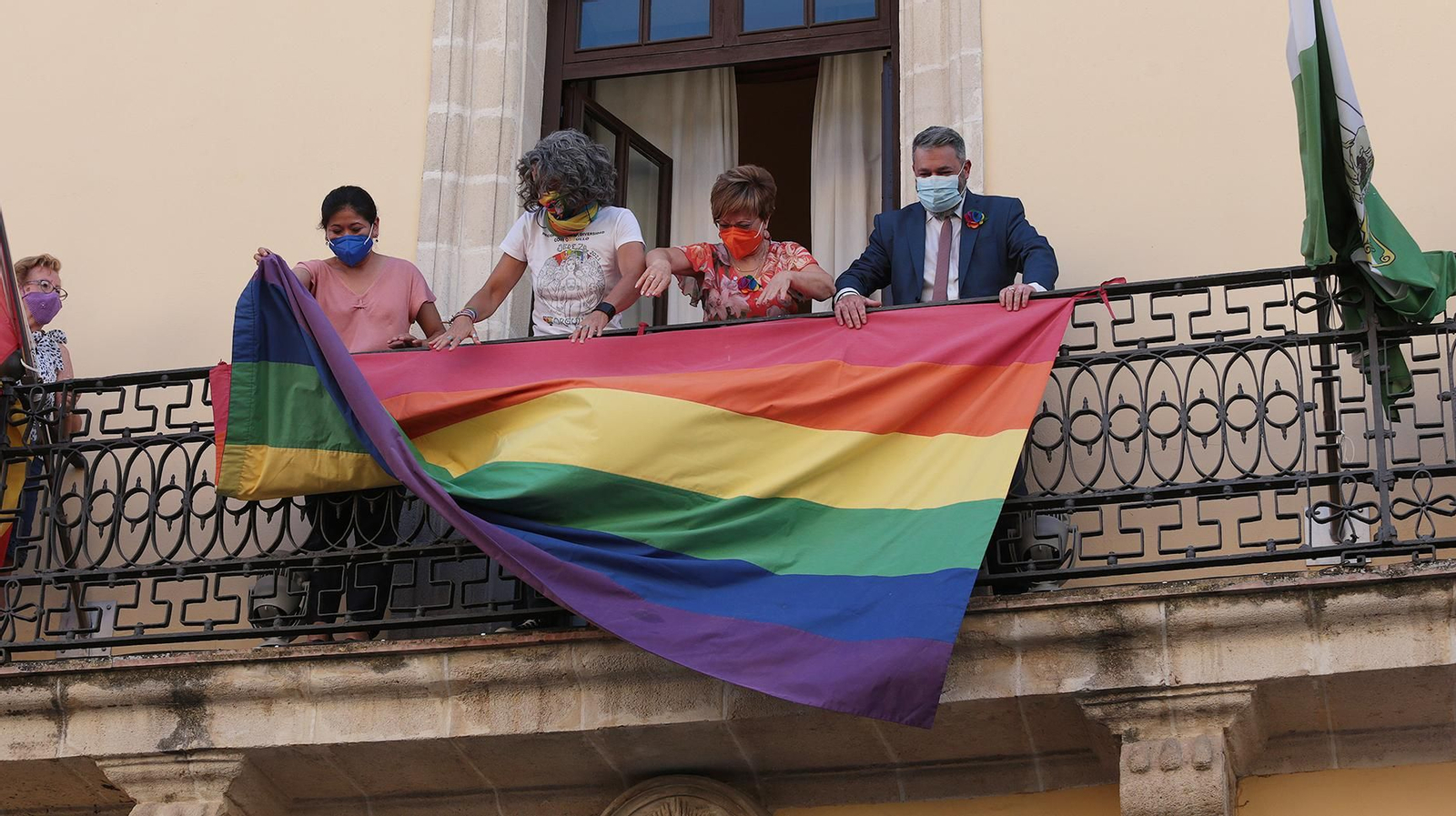 Ediles del gobierno y la presidenta de Jerelesgay colocando la bandera arcoíris.