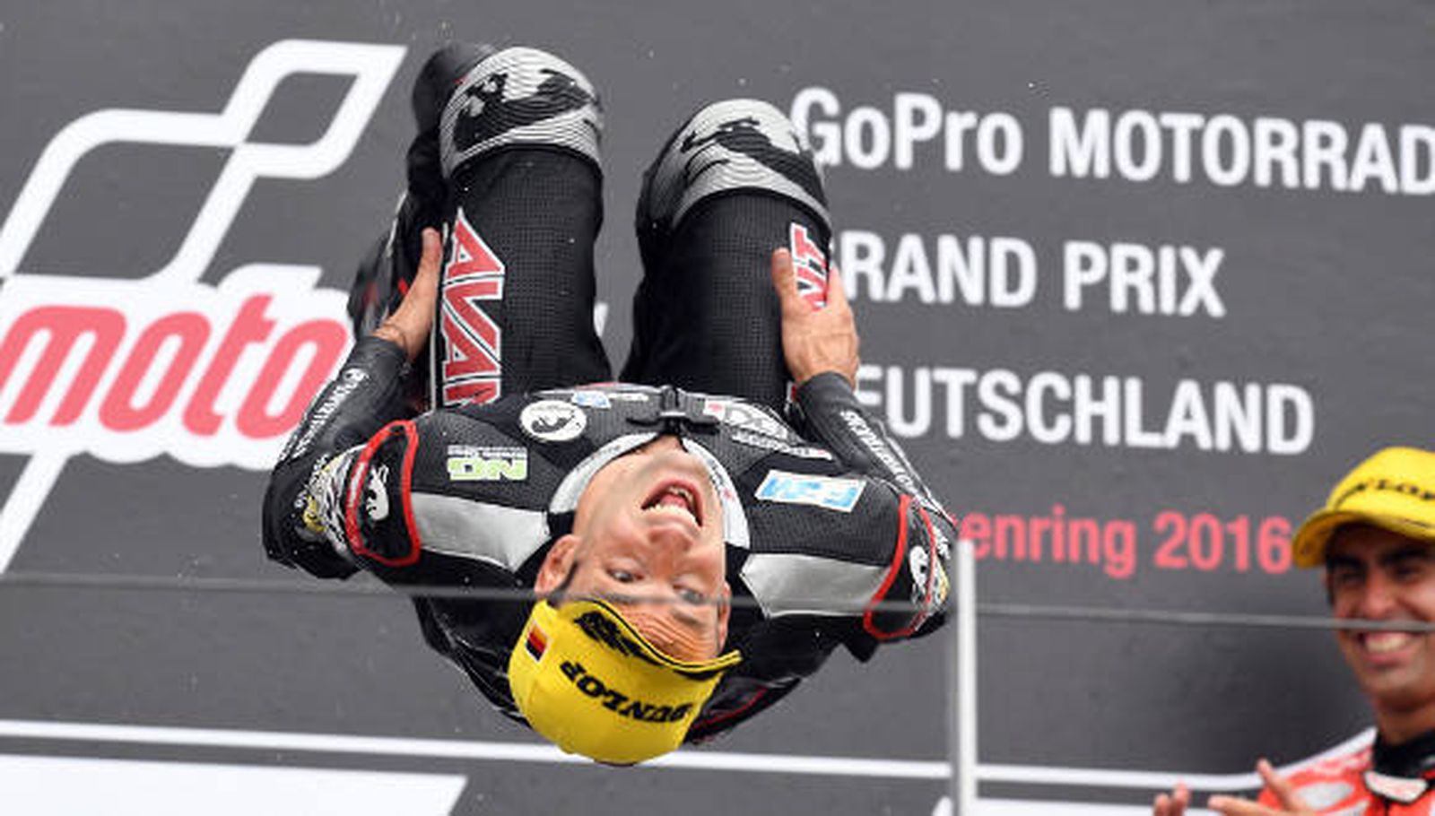 Zarco resiste al caos de Moto 2 y Simón completa el podio