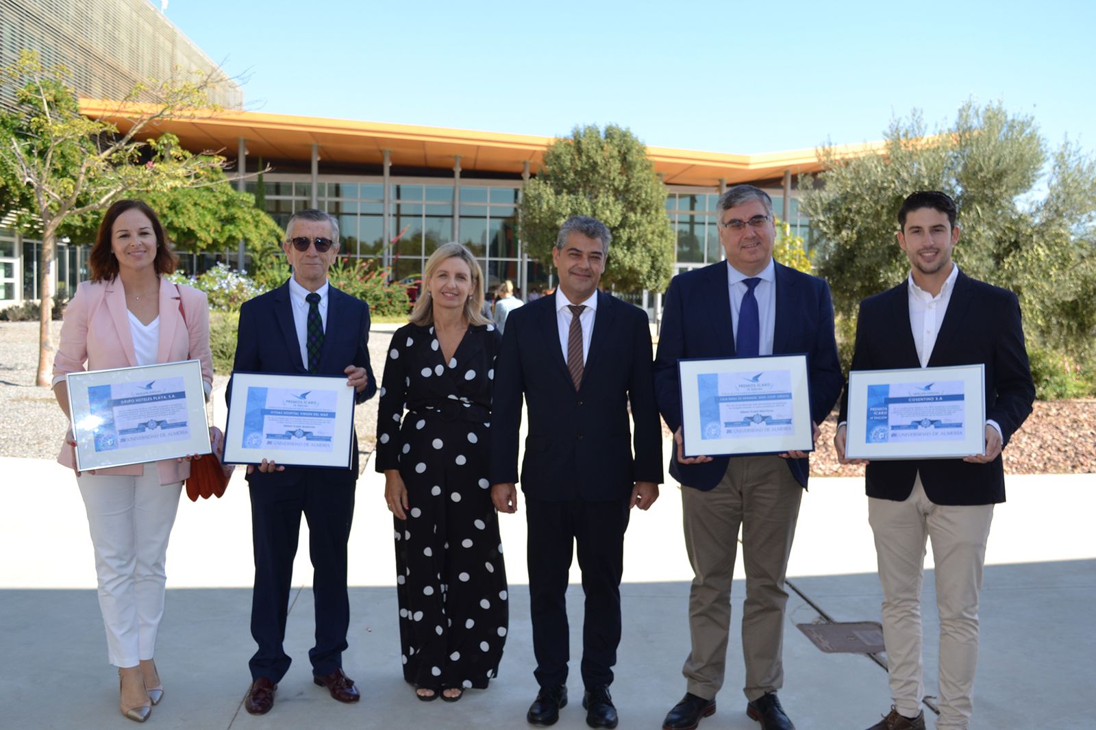 El rector de la Universidad de Almería, Carmelo Rodríguez, junto a representantes de las empresas que han sido premiadas en la novena edición.