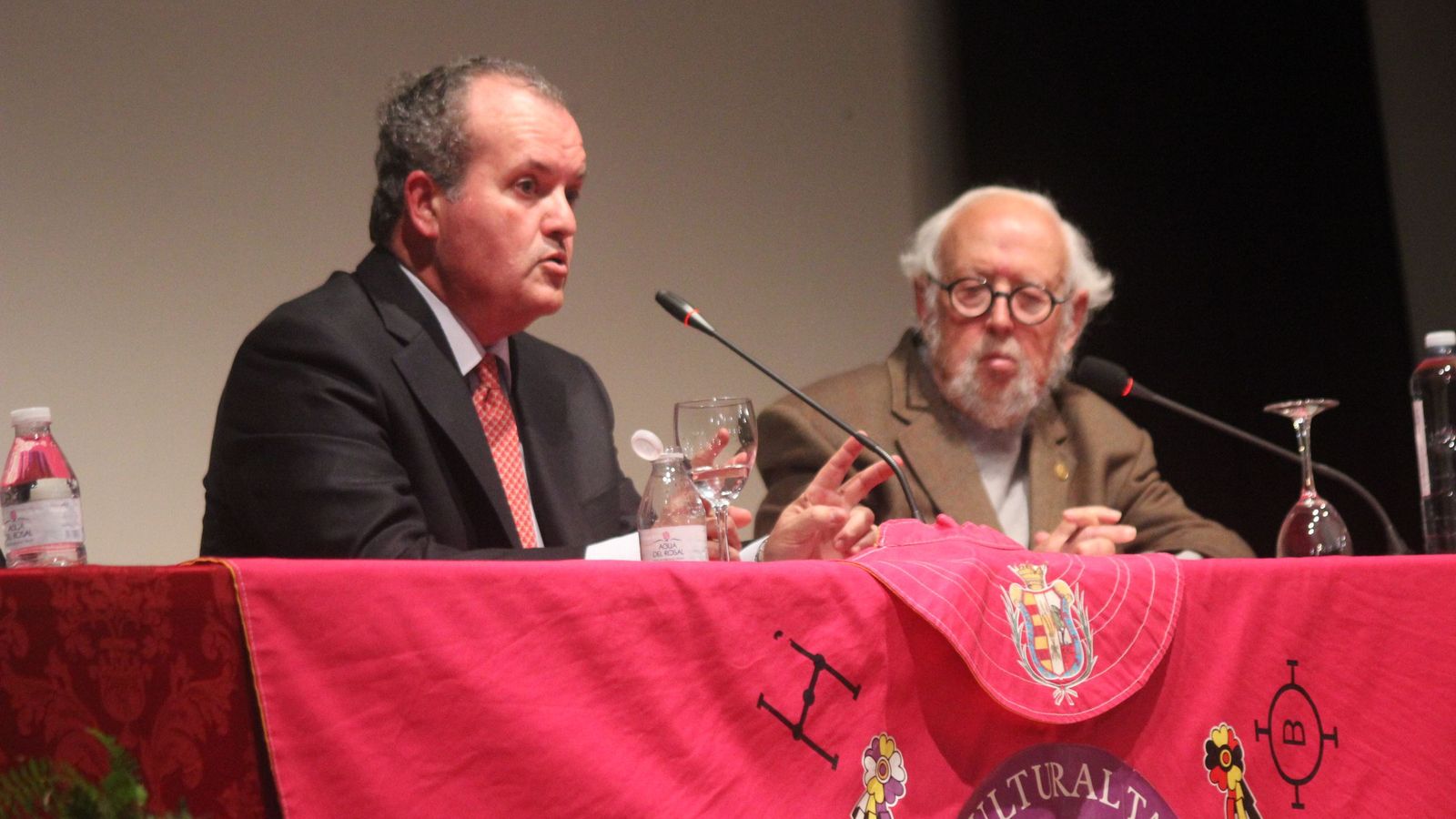 El ganadero madrileño durante su charla en Trigueros