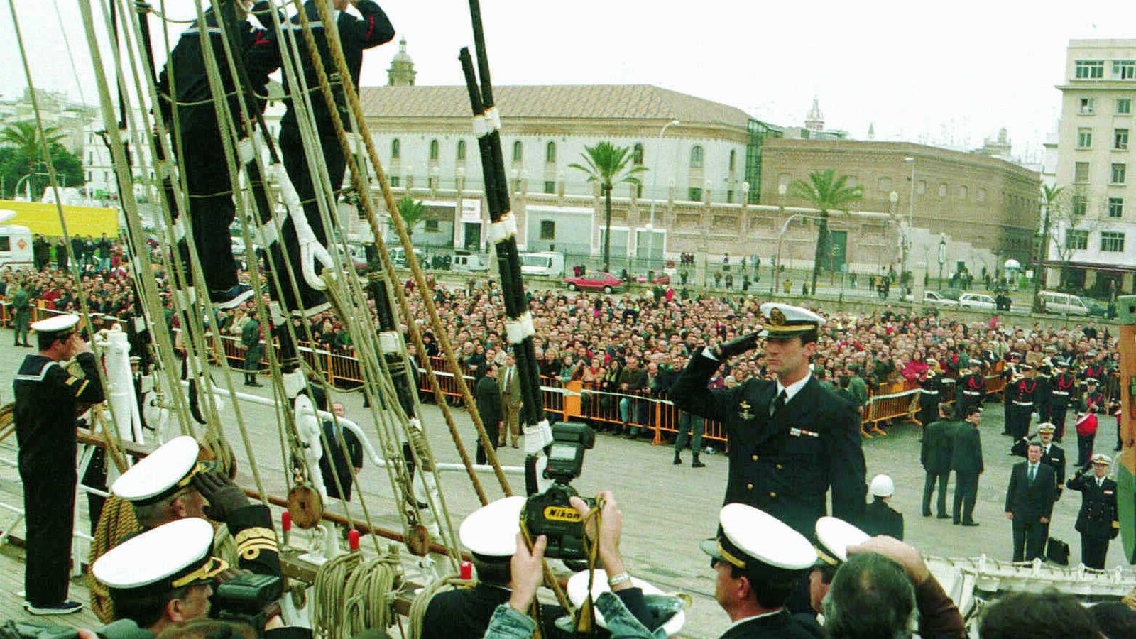 Felipe VI en la despedida del buque escuela en 1999.