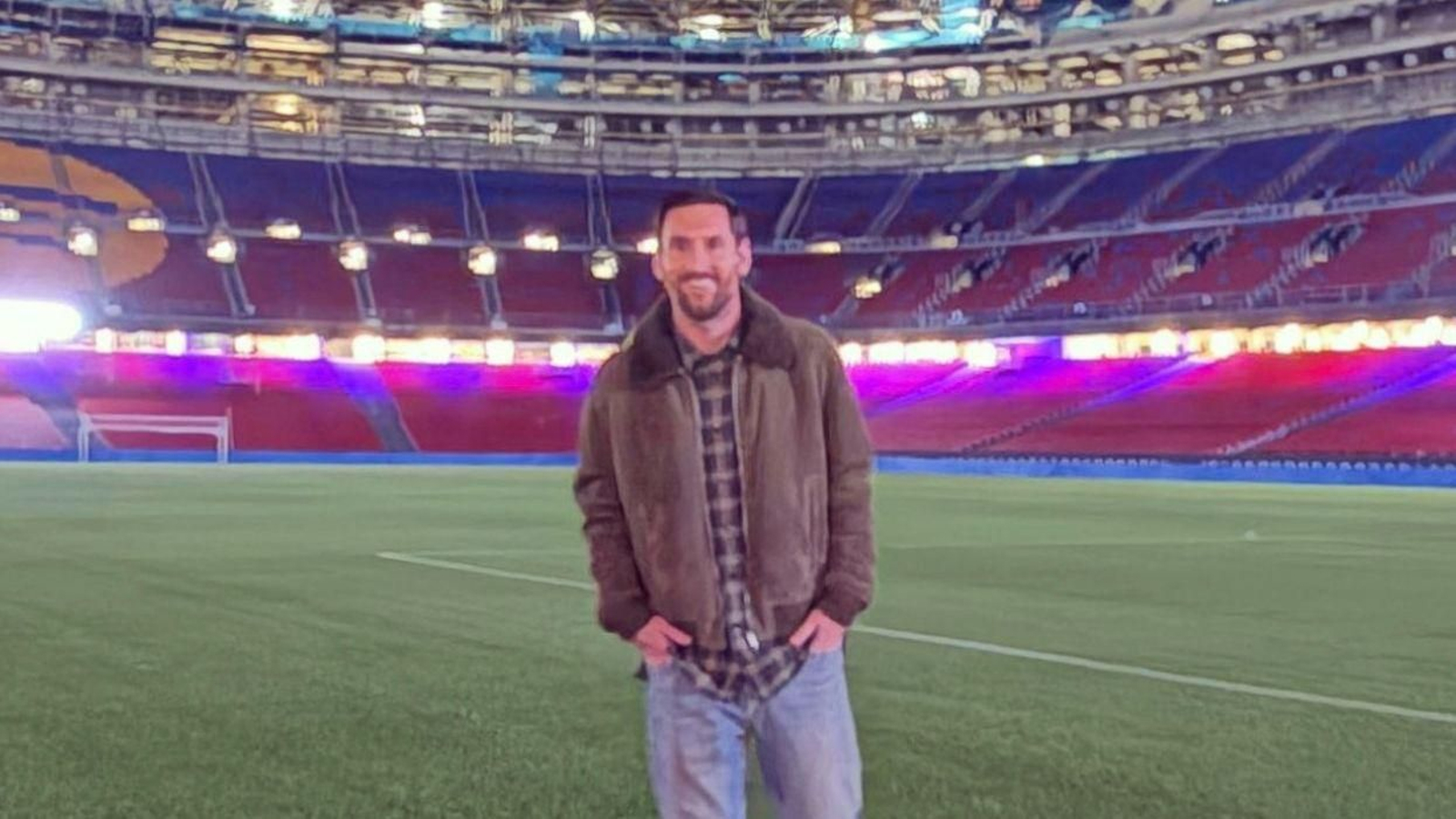 Leo Messi, en césped el Camp Nou, durante las obras del nuevo estadio.