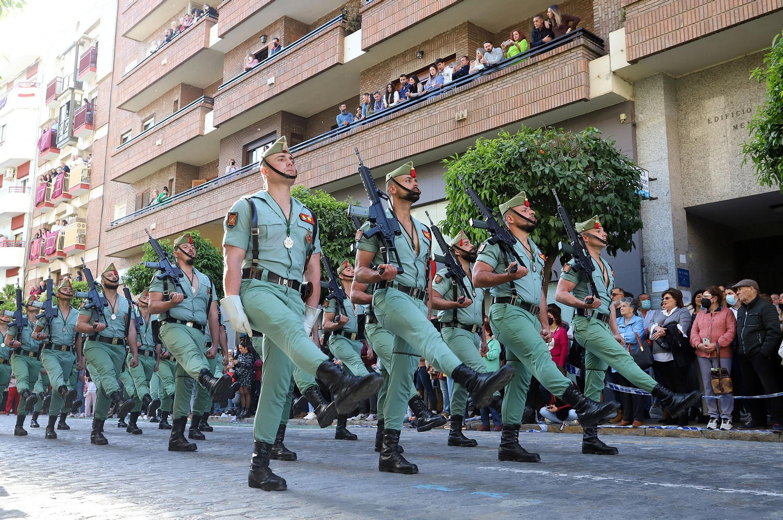 La Legión acompaña al Cristo de la Vera+Cruz en su procesión por Huelva, en imágenes