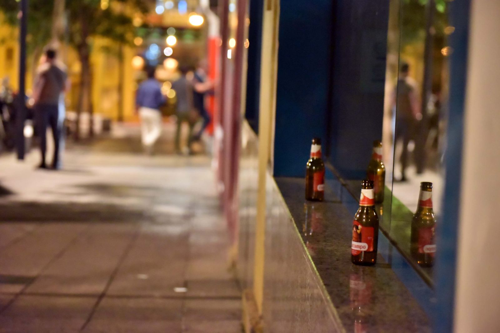 La calle Trafalgar de Algeciras, de noche.