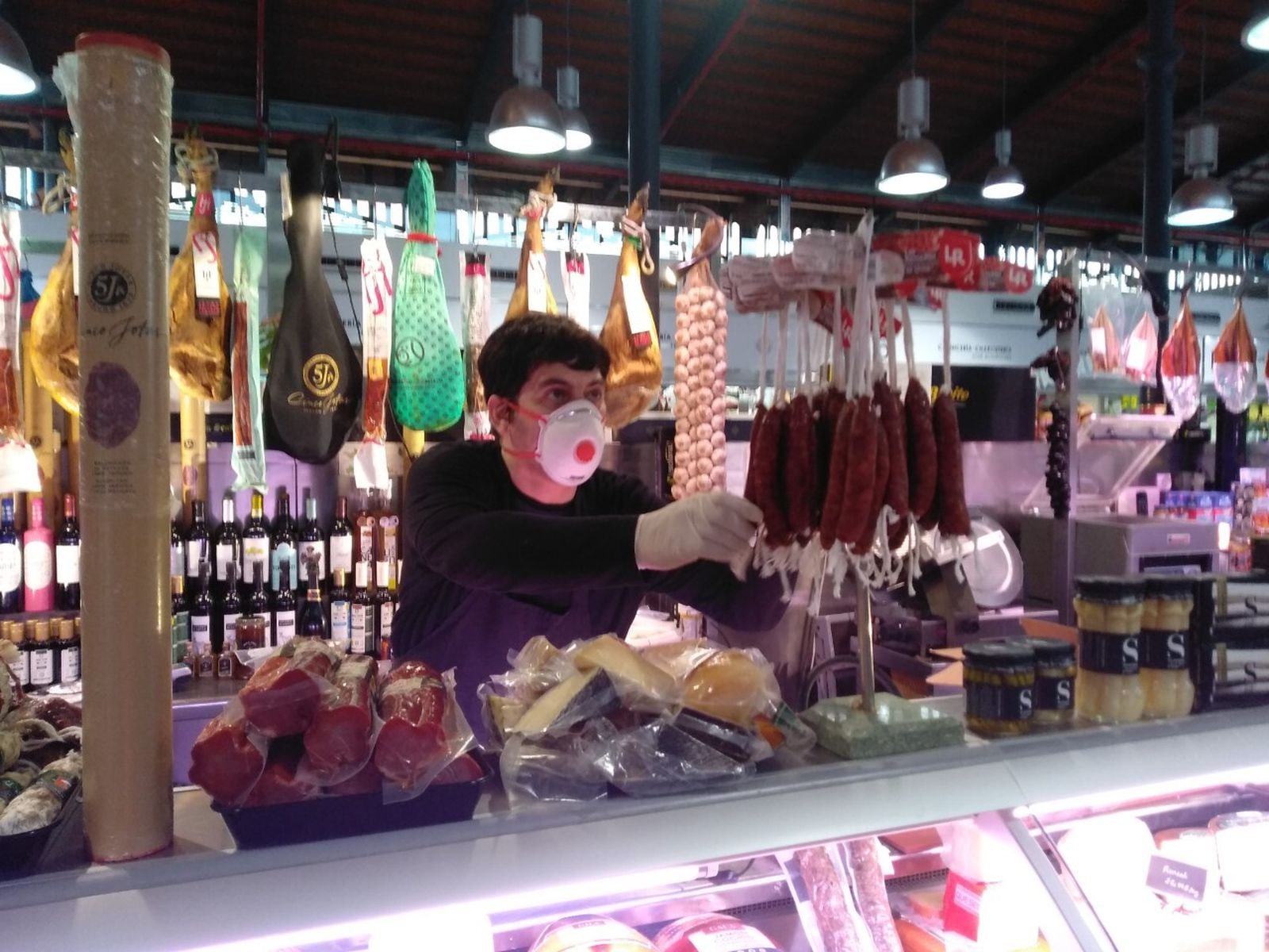 Ángel González en su puesto La Selecta