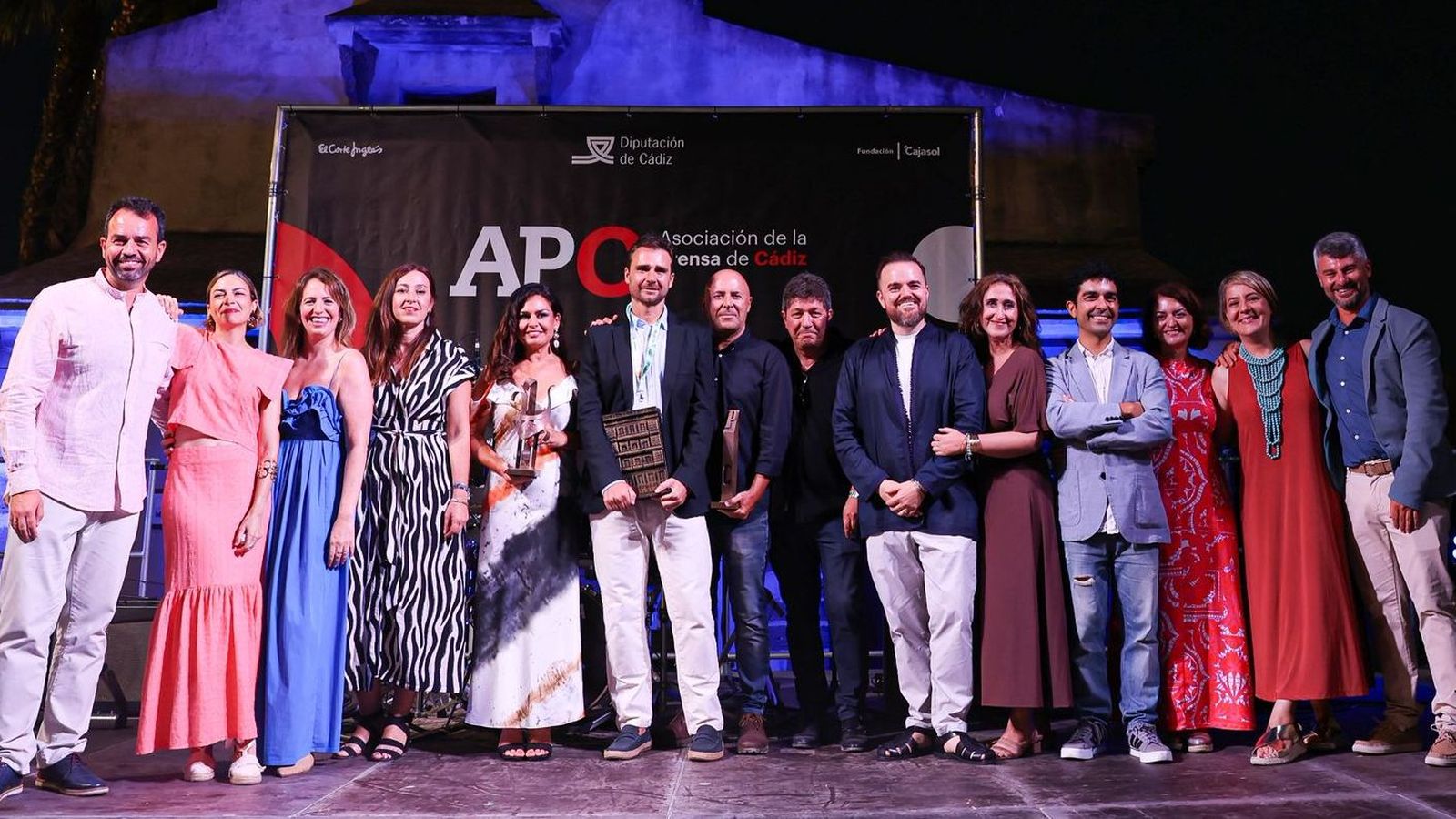 La Junta directiva de la APC, con todos los premiados, en la Velada de la Prensa.