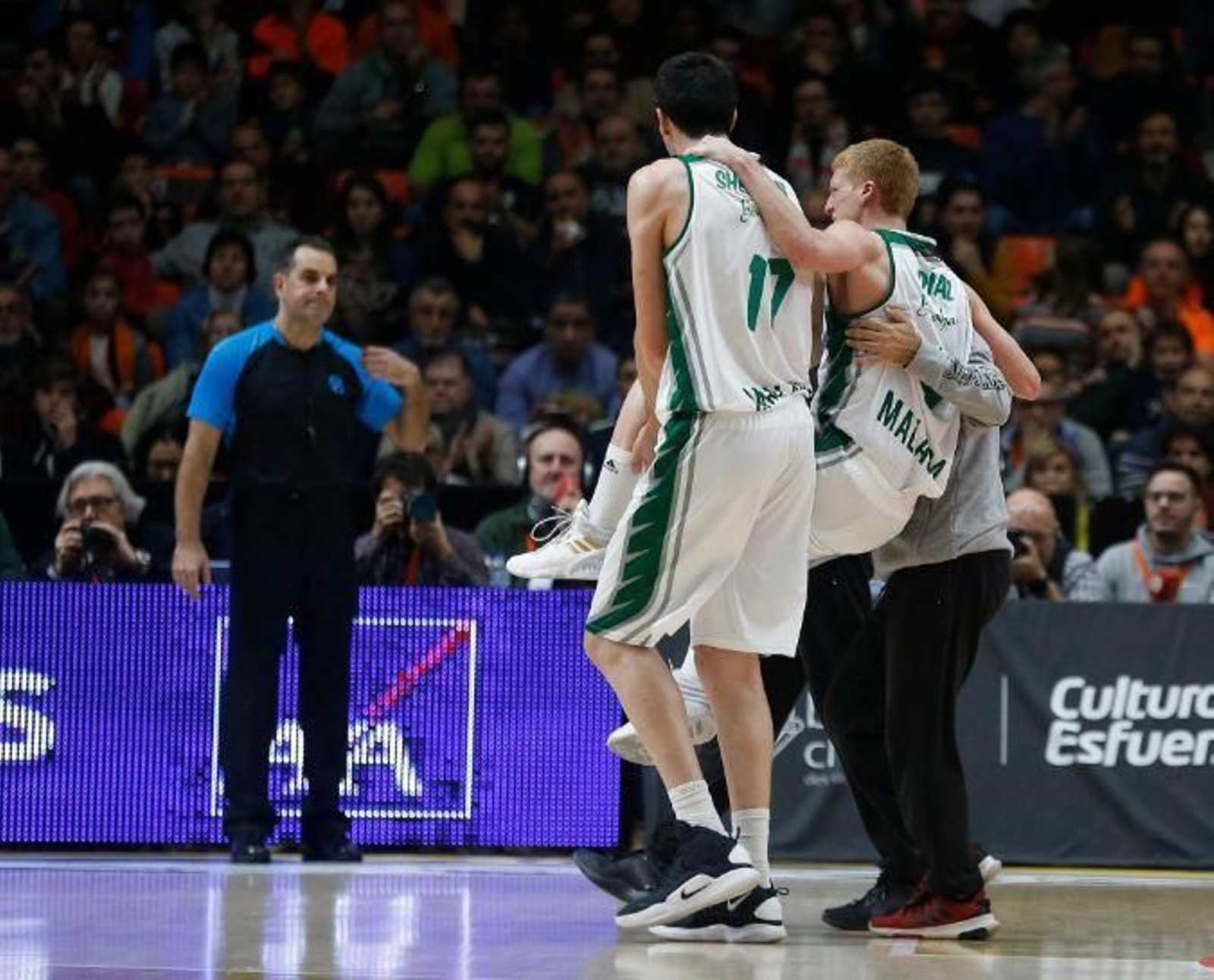 Alberto Díaz sale de la pista con Shermadini y el fisioterapeuta cajista Mario Bárbara.