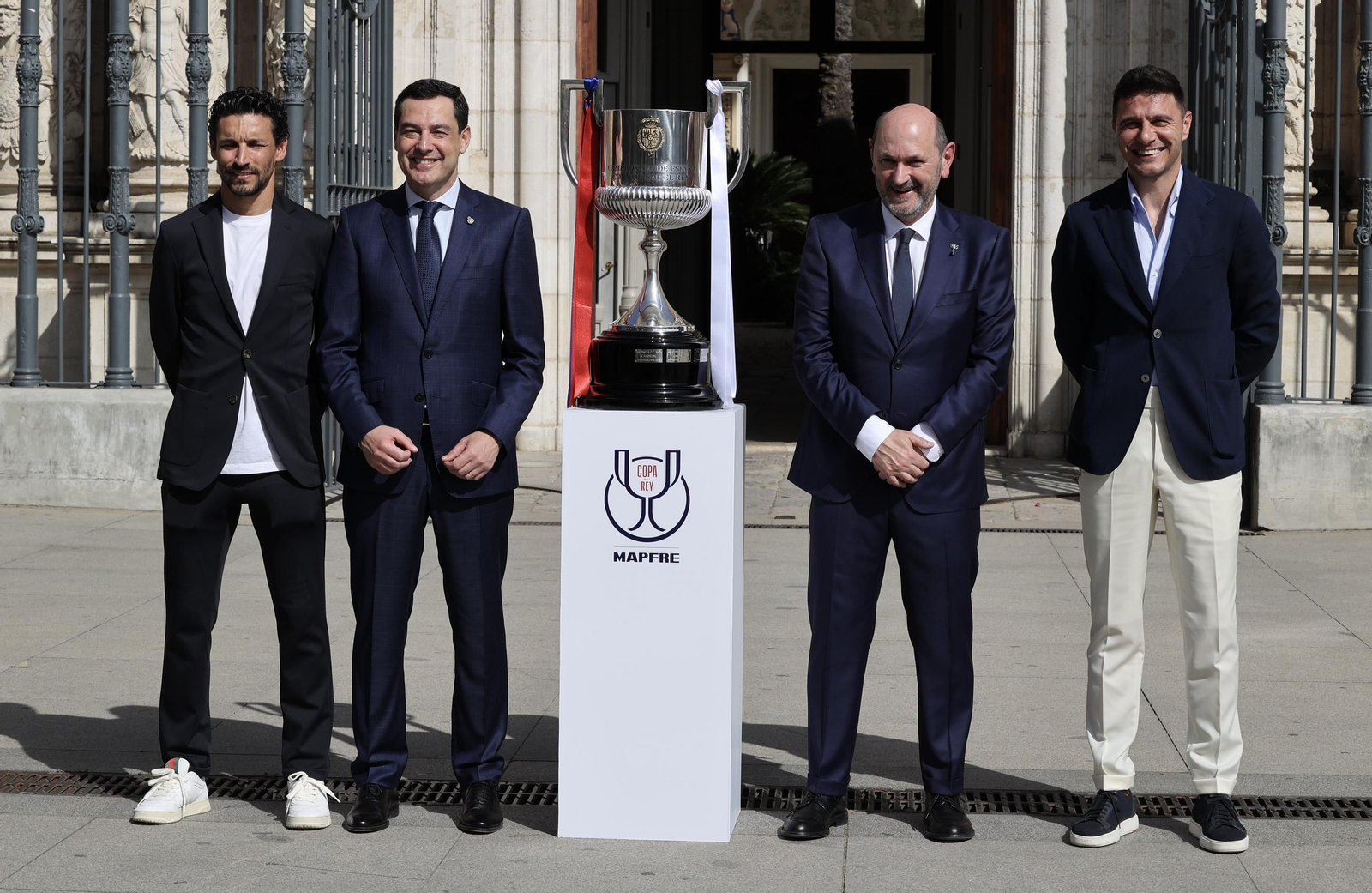 El presidente de la Junta de Andalucía recibe la Copa del Rey e inaugura la exposición "Los reyes de la Copa"