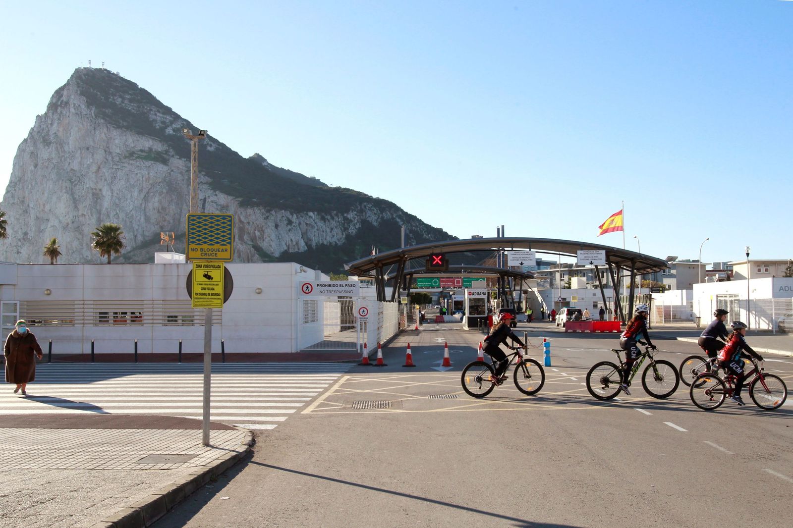 La Verja entre La Línea y Gibraltar con el Peñón de fondo.