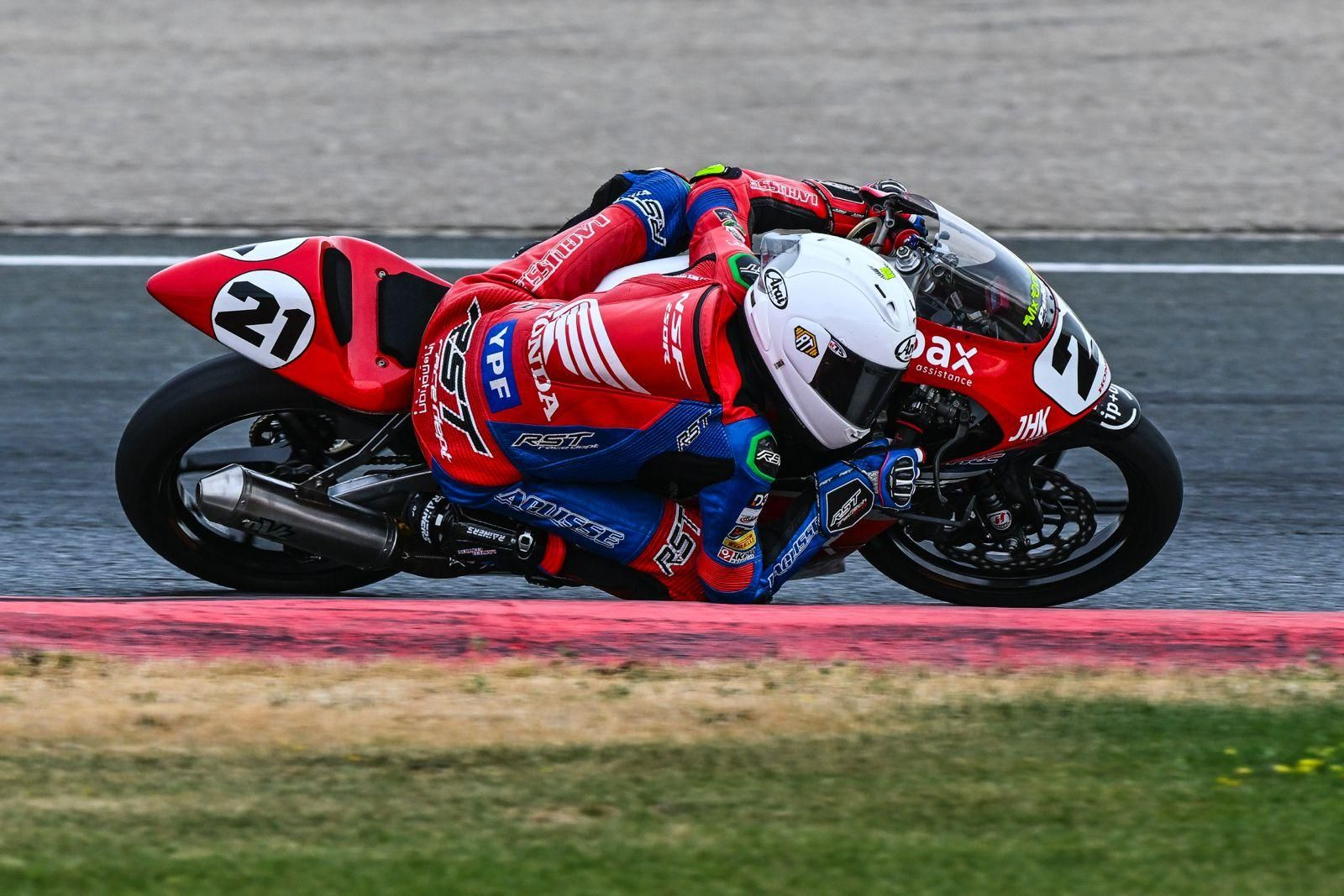David Sánchez tumba la Honda en un momento de la carrera disputada en Navarra.