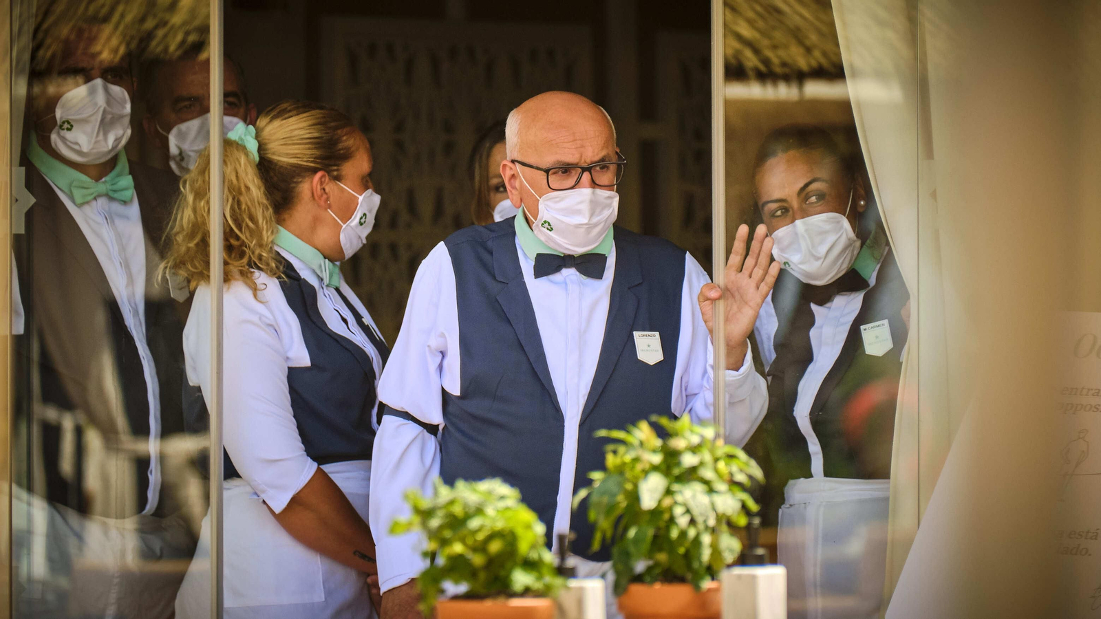 Varios trabajadores de un hotel de Chiclana con mascarilla, días atrás