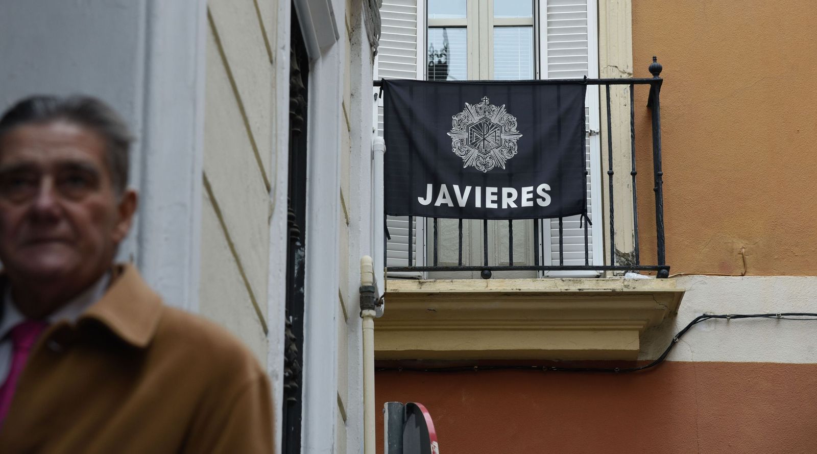 Bienvenida a los Javieres en un balcón de Jesús del Gran Poder con Padre Tarín.
