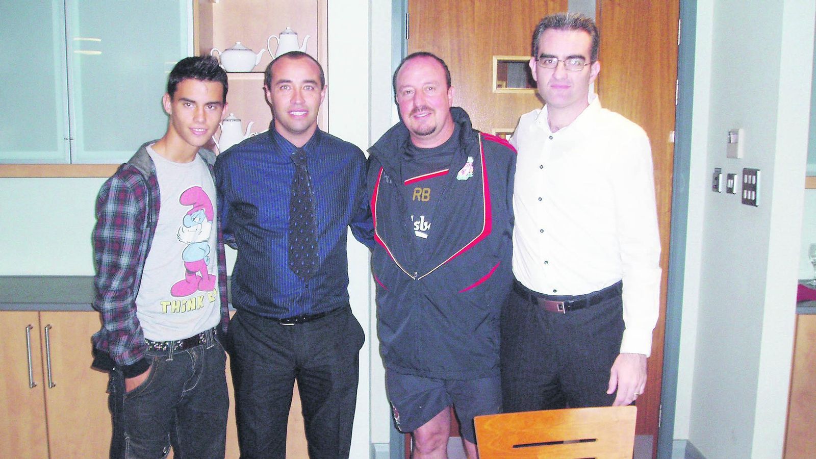 Suso, junto a su agente Daniel Rodríguez, Rafa Benítez y Eduardo Macíá, tras fichar por el Liverpool.