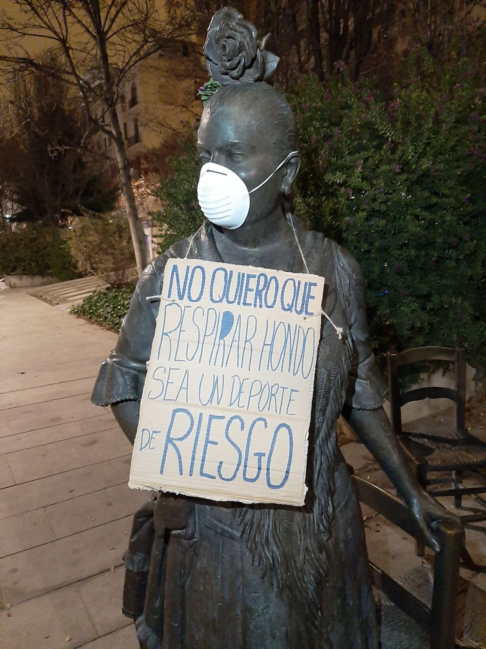 Una de las estatuas a las que les colocaron una mascarilla