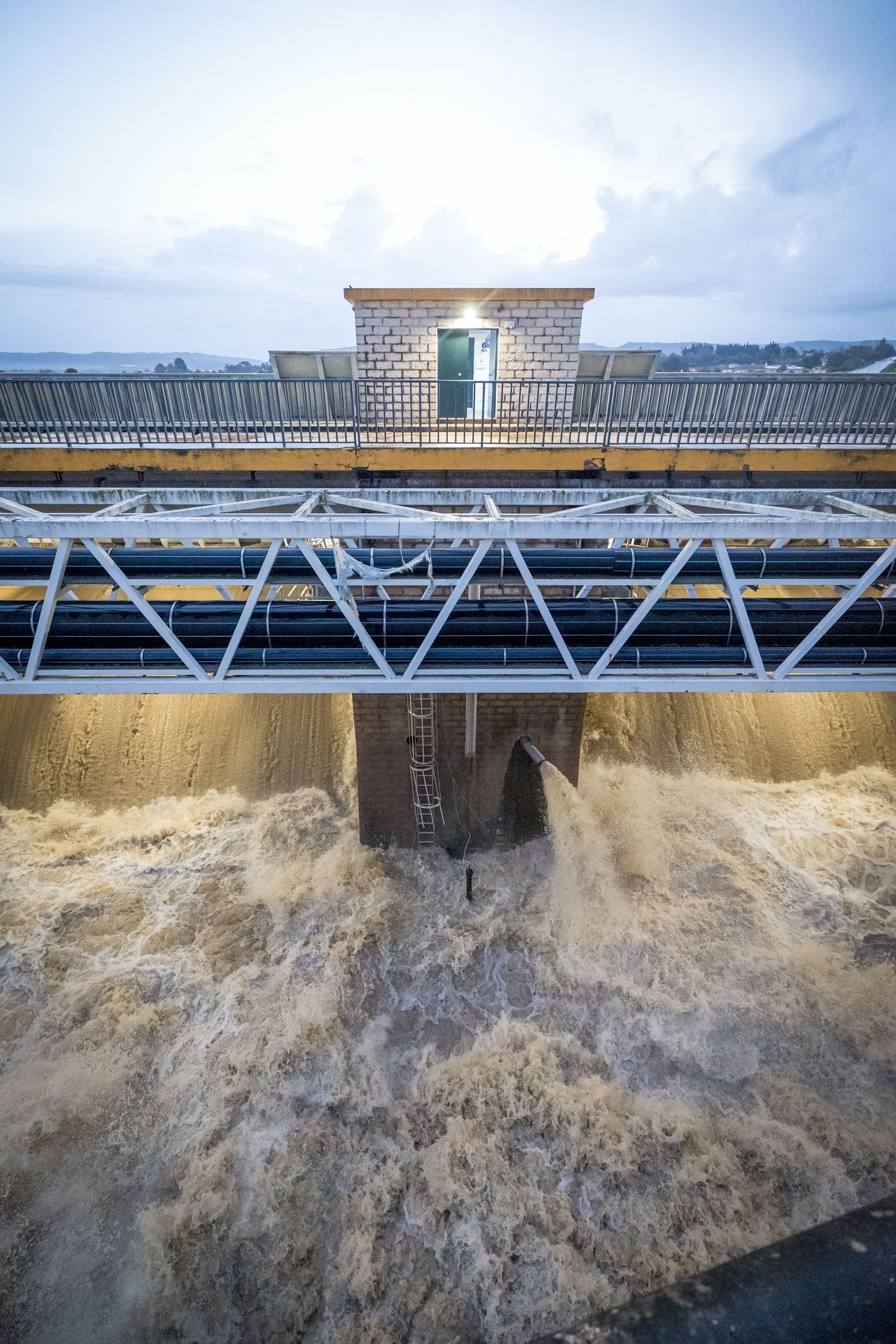 Las imágenes de las inundaciones en Arcos: la espectacular crecida del río Guadalete por la apertura de las presas