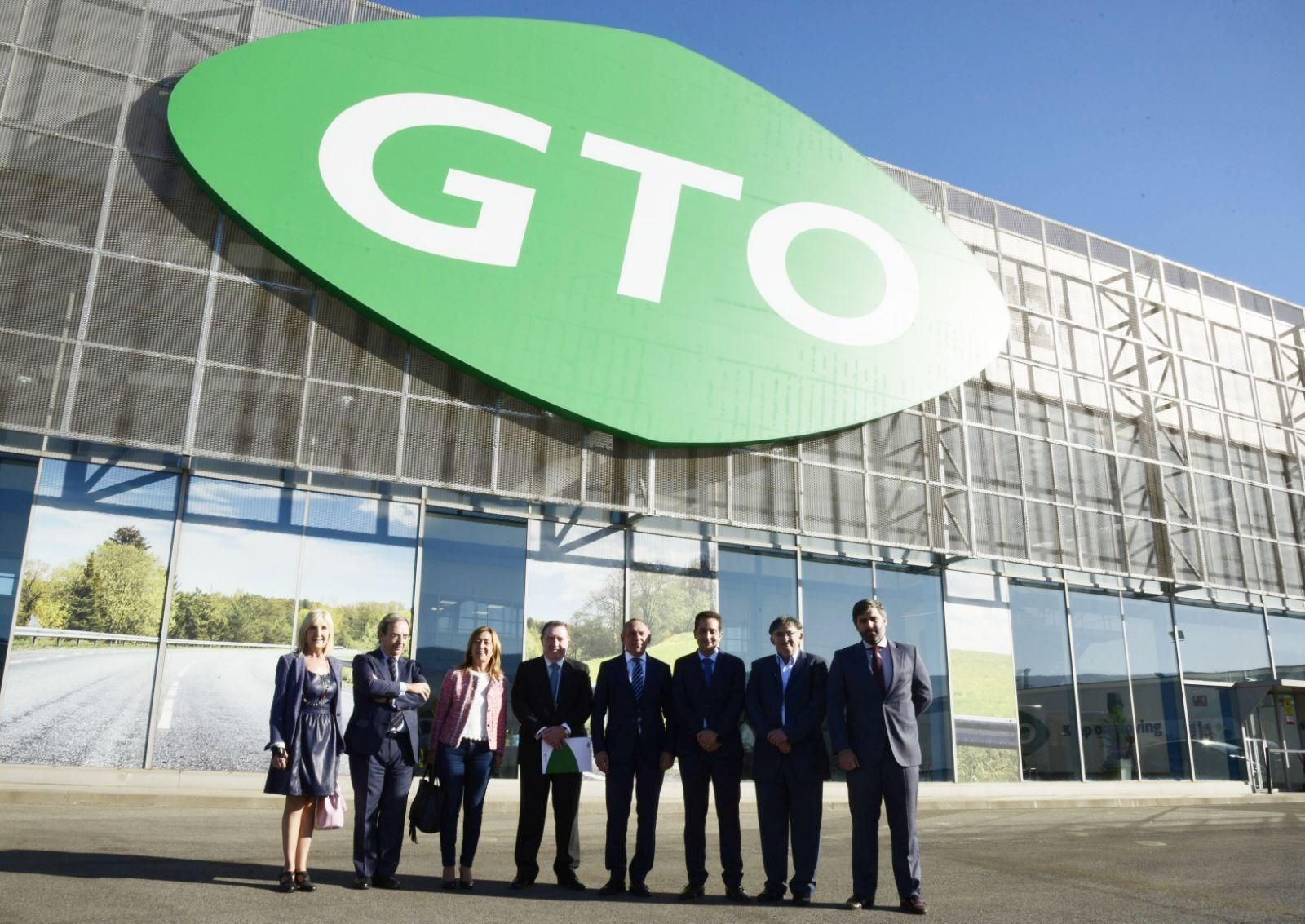 Autoridades y representantes de la empresa momentos antes del acto inaugural del centro logítico de GTO en Álava.