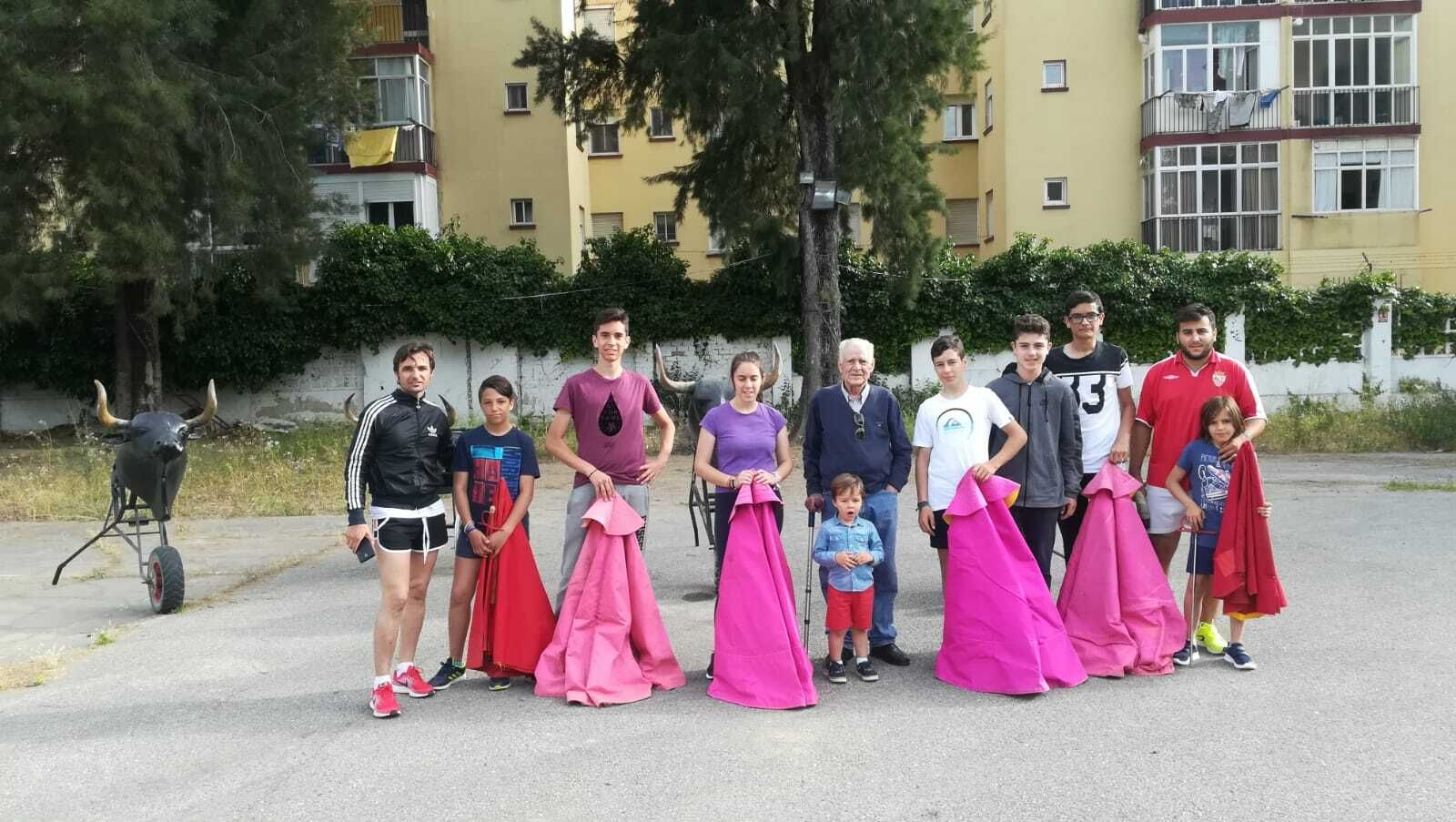 El maestro Emilio Oliva con un grupo de alumnos en la nueva sede de la escuela taurina  de Chiclana, en una imagen de archivo.