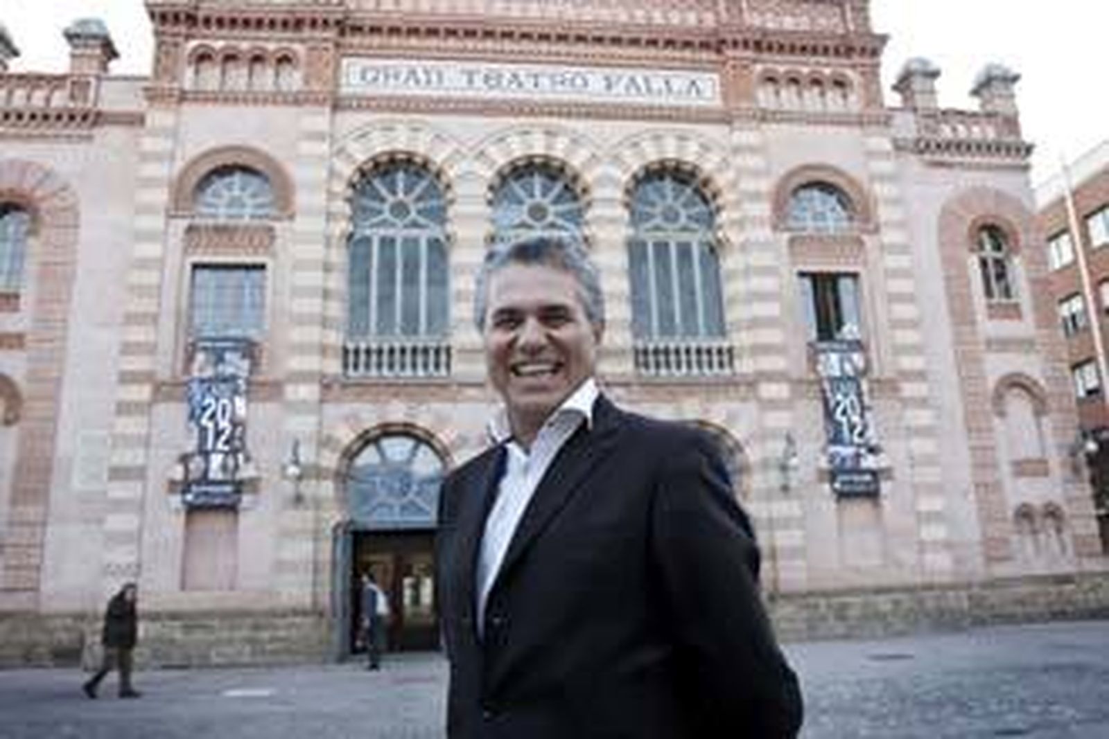 Agustín Bravo, frente al Gran Teatro Falla. /Lourdes de Vicente