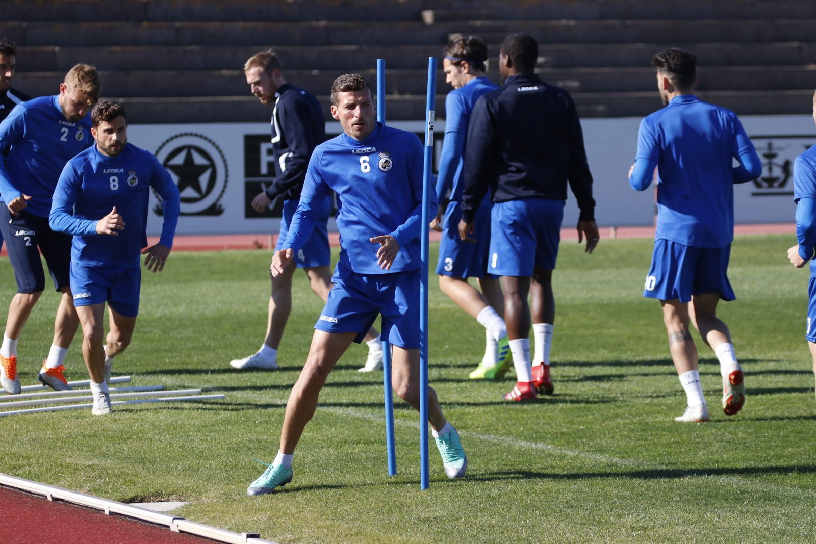 Ismael Chico sortea picas durante un entrenamiento