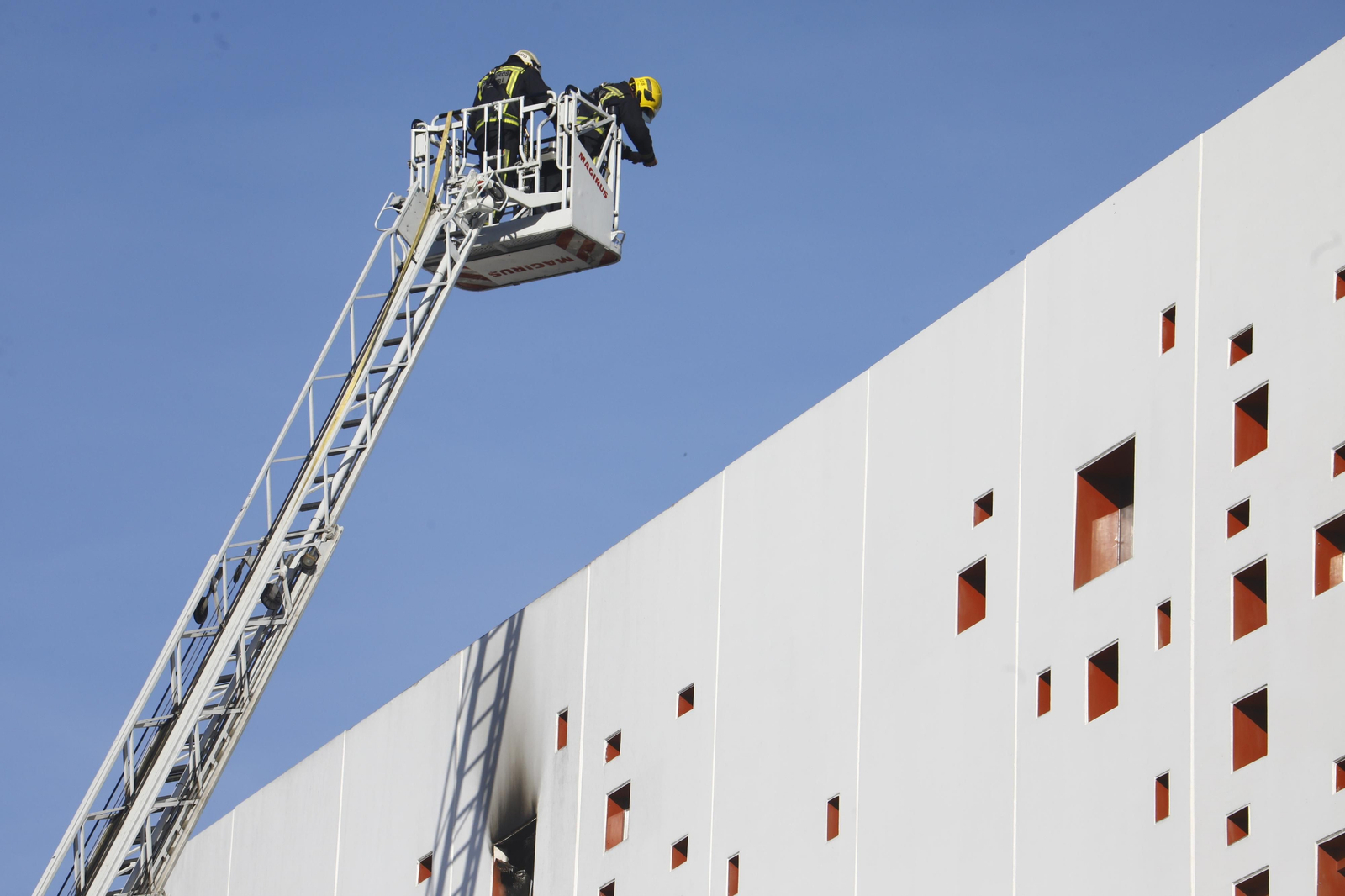 Bomberos en la extinción del incendio.