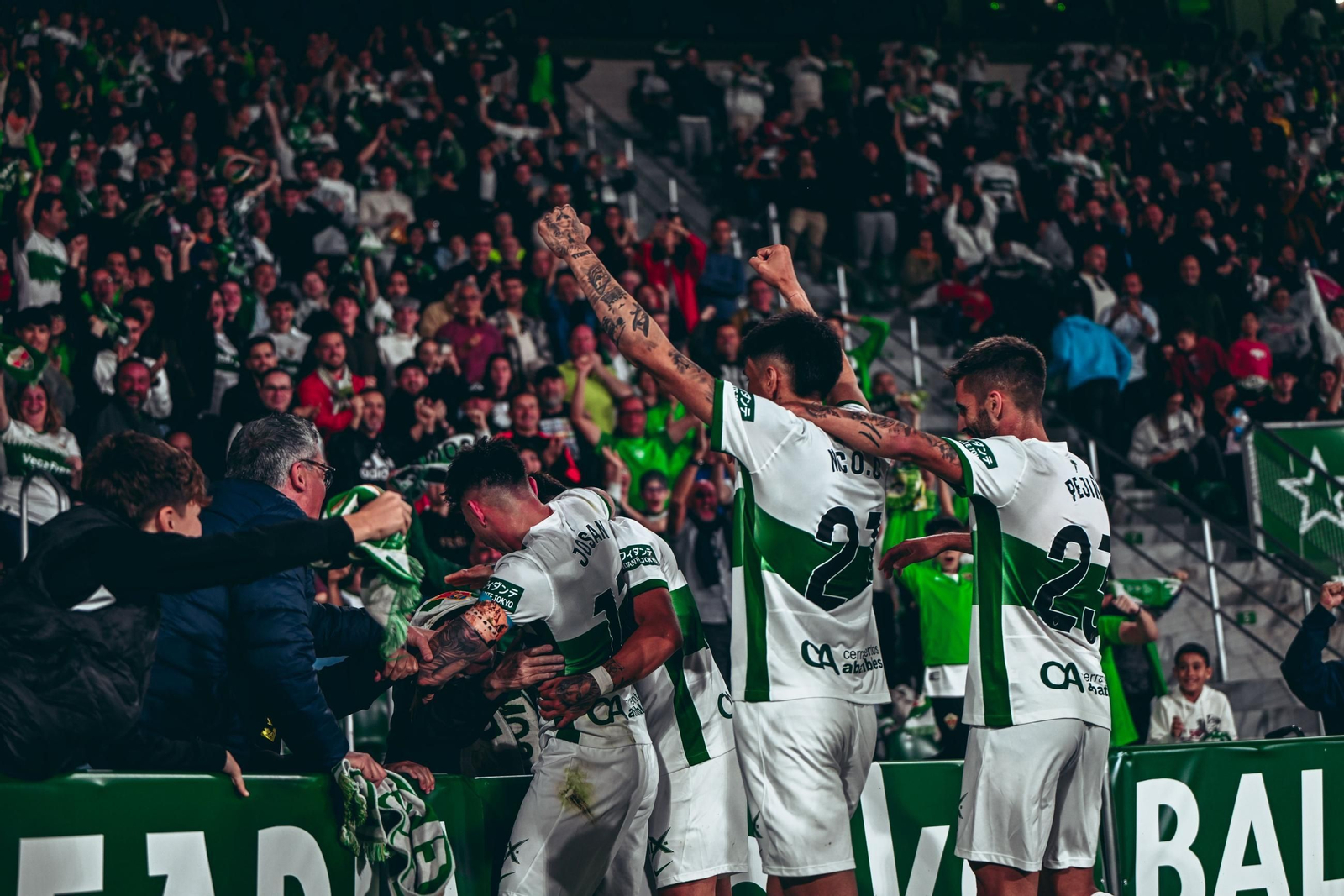 Los jugadores del equipo ilicitano celebran el gol al Racing de Ferrol.