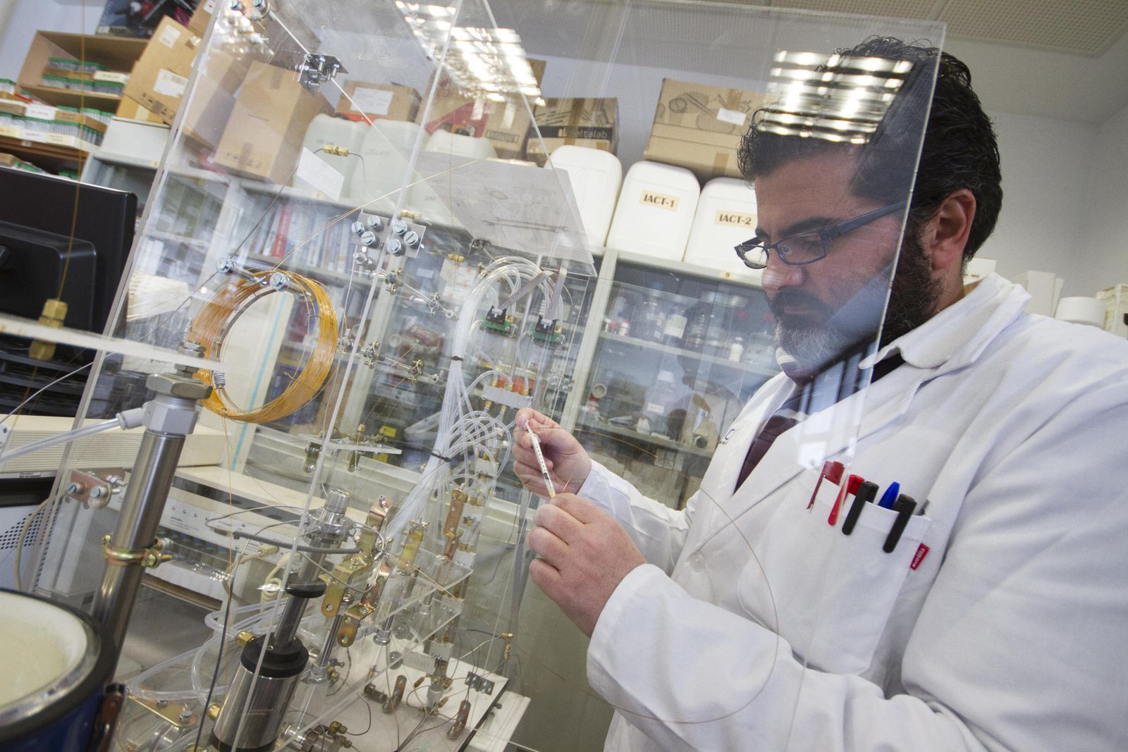 Investigador en un laboratorio del IACT, centro mixto entre el CSIC y la UGR.