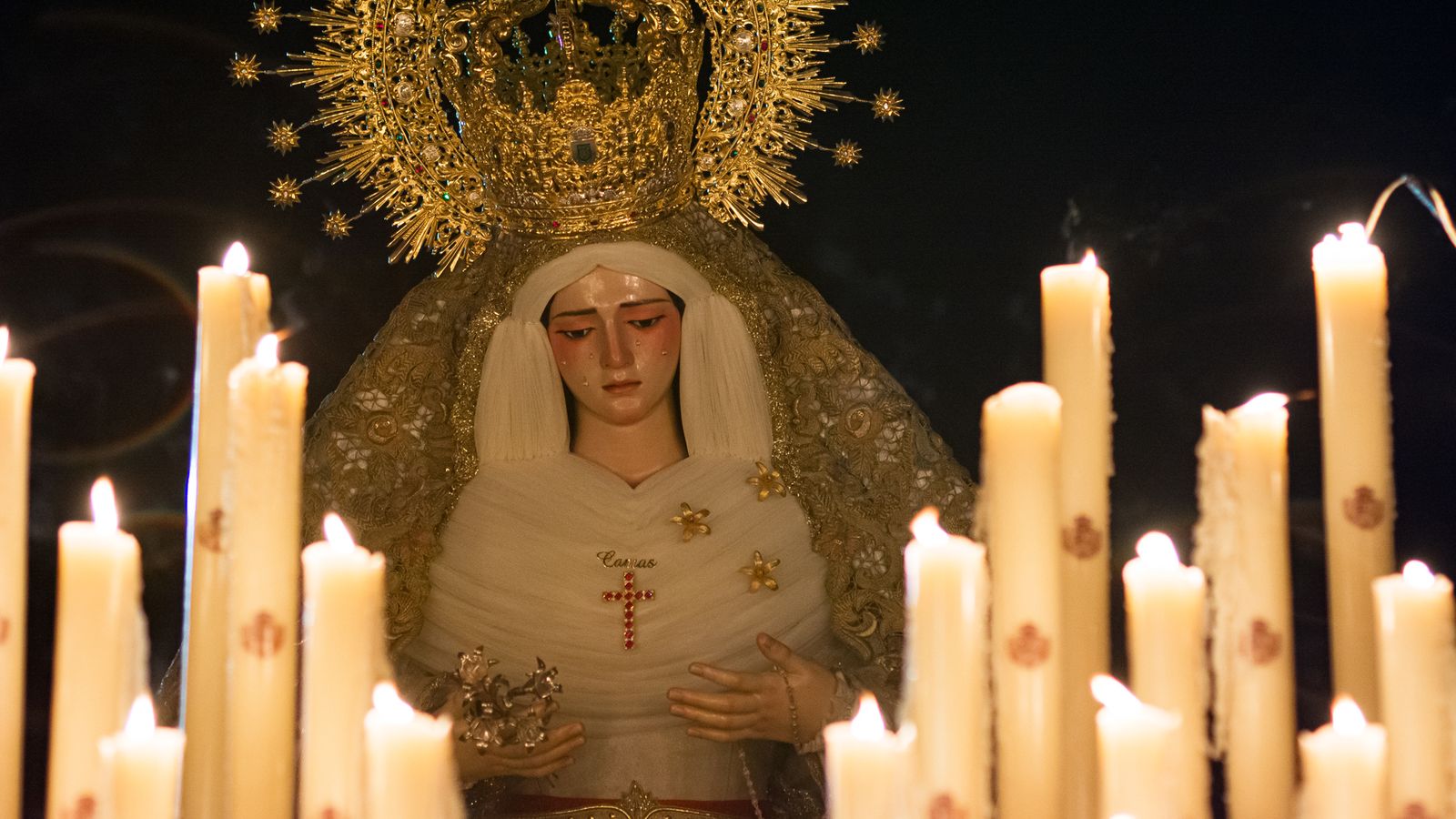 Camas vibra con su patrona en el regreso de las procesiones